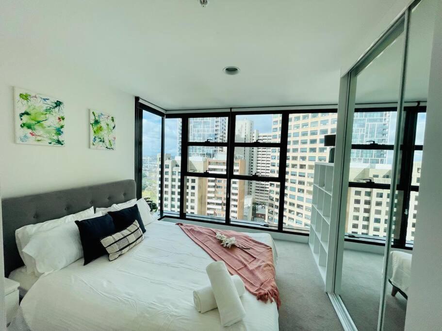Cozy unit close to Parliament w/Amazing City Views