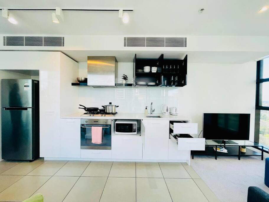 Cozy unit close to Parliament w/Amazing City Views