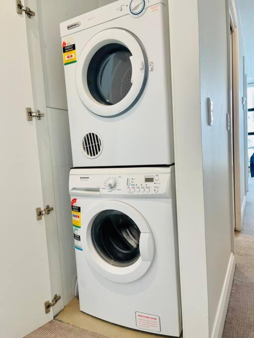 Cozy unit close to Parliament w/Amazing City Views