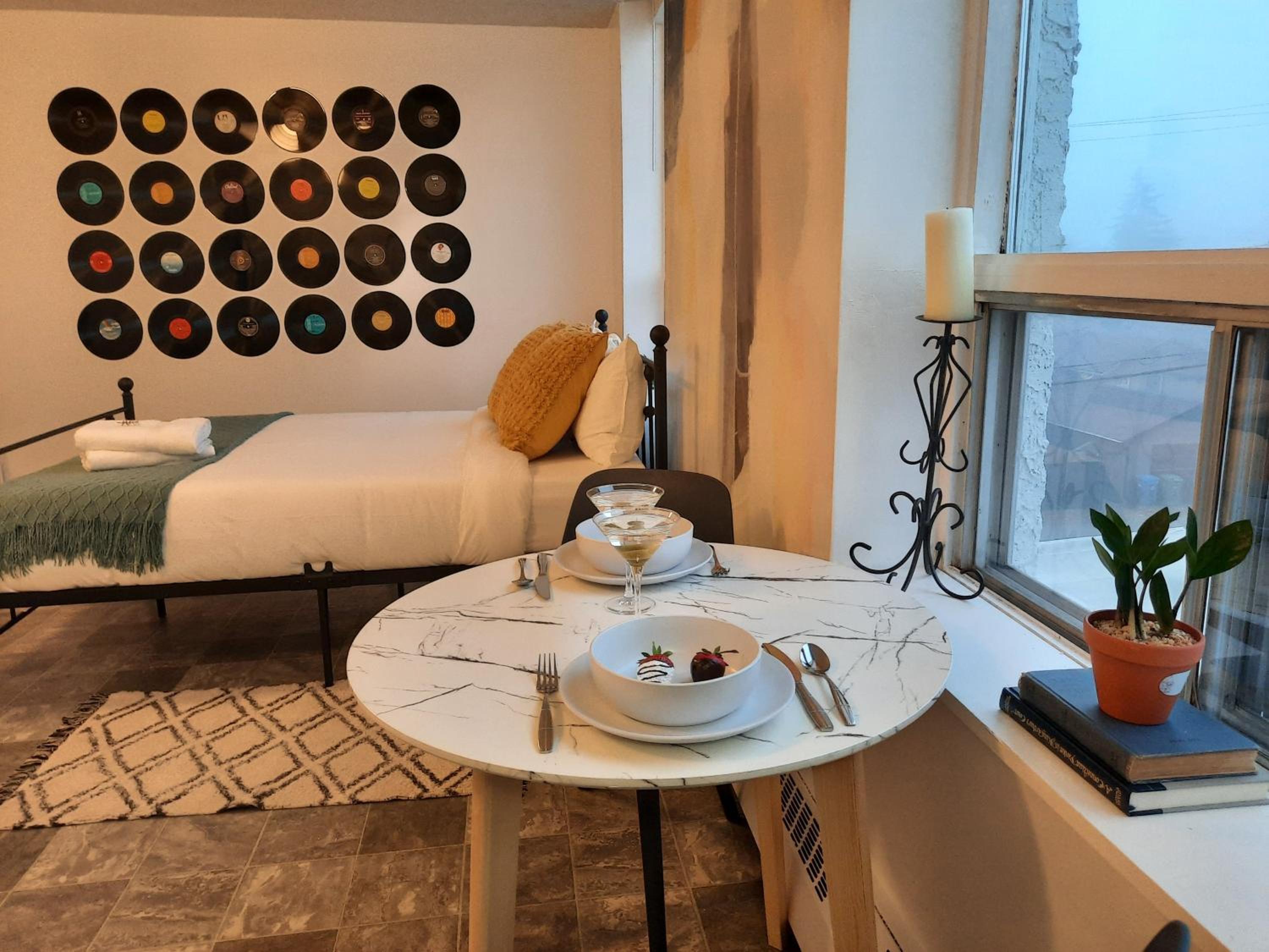 Vintage Studio w/City Views Minutes to DT
