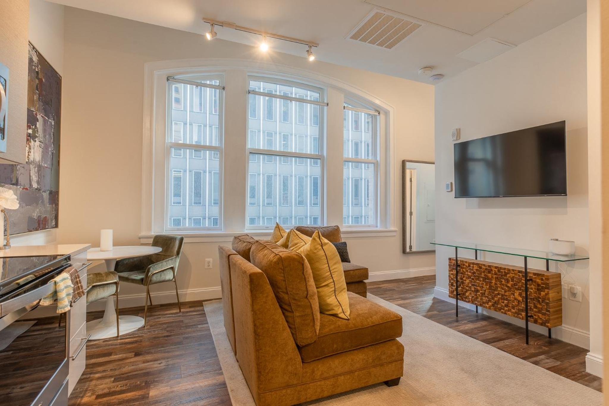 Inner Harbor's Best Furnished Luxury Apartments apts - Property Image 1