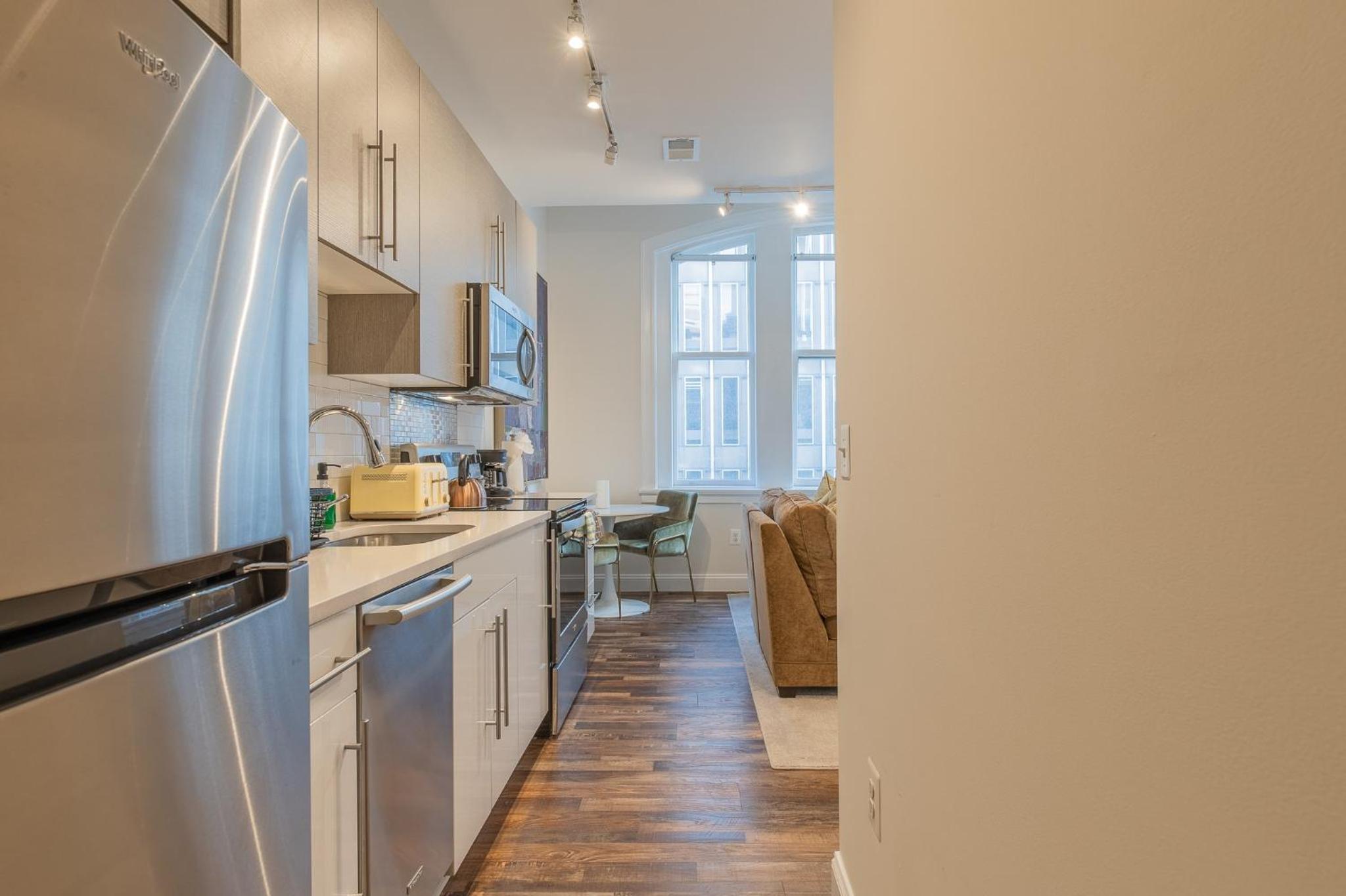 Inner Harbor's Best Furnished Luxury Apartments apts - Property Image 18