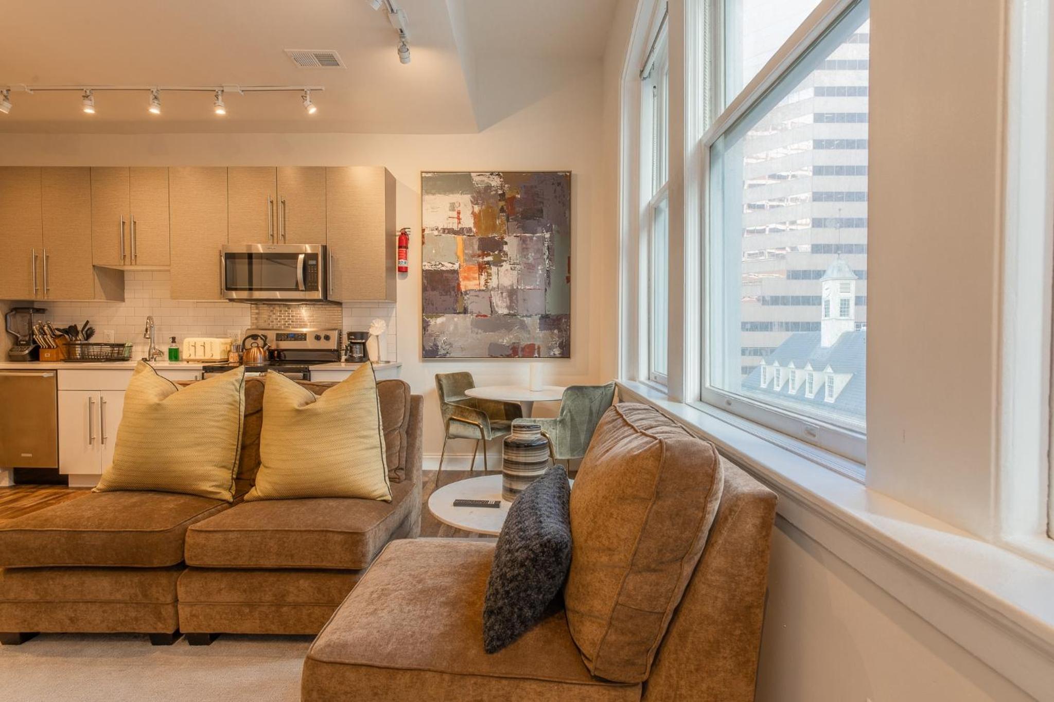 Inner Harbor's Best Furnished Luxury Apartments apts - Property Image 16