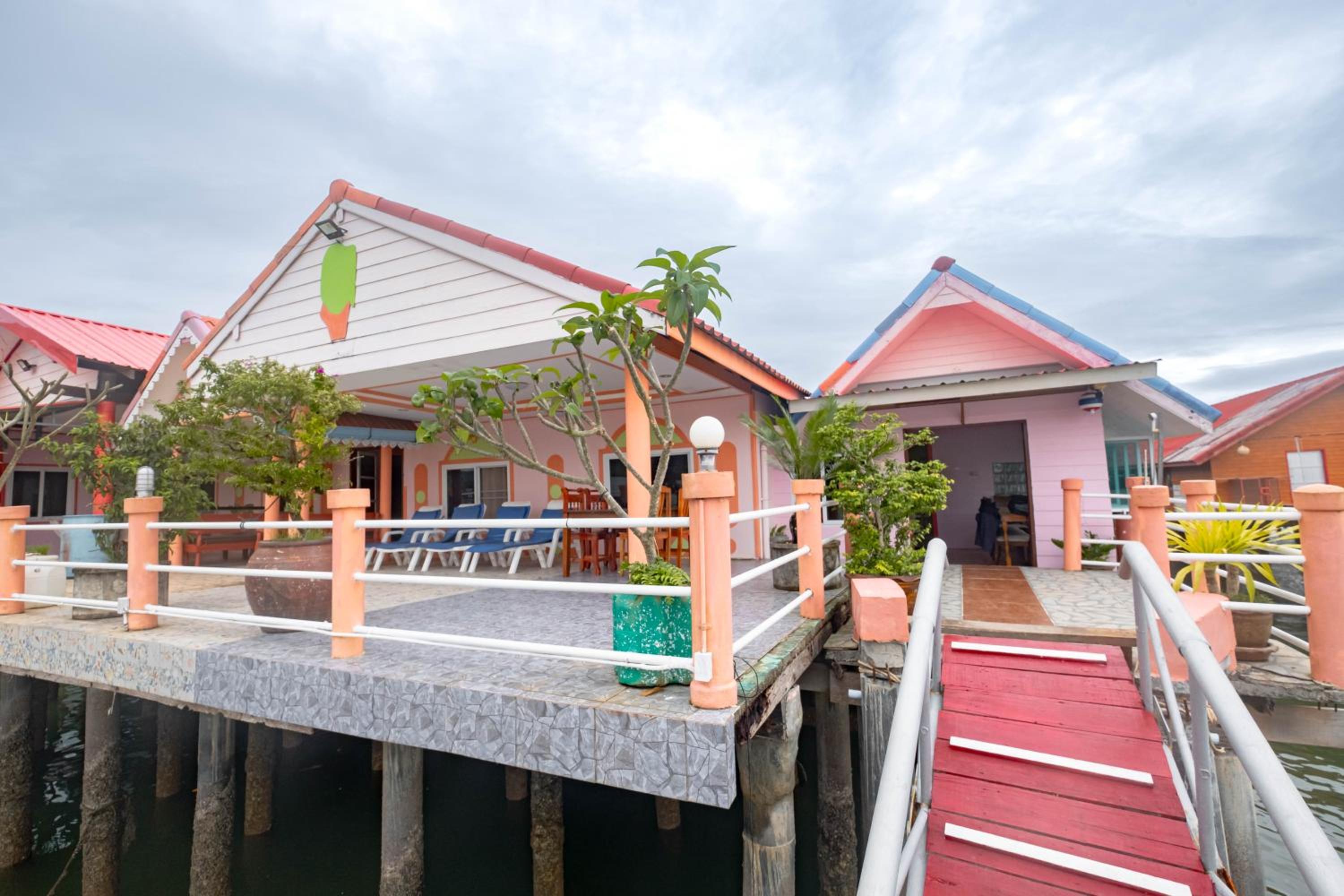 Jamesbond Bungalow Koh Panyee - main view