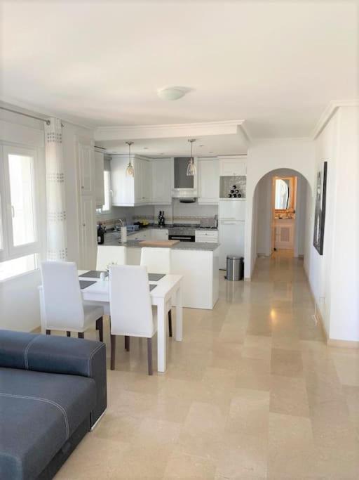 Beautiful 2 Bed Apartment on Villamartin Plaza