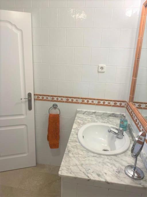 Beautiful 2 Bed Apartment on Villamartin Plaza
