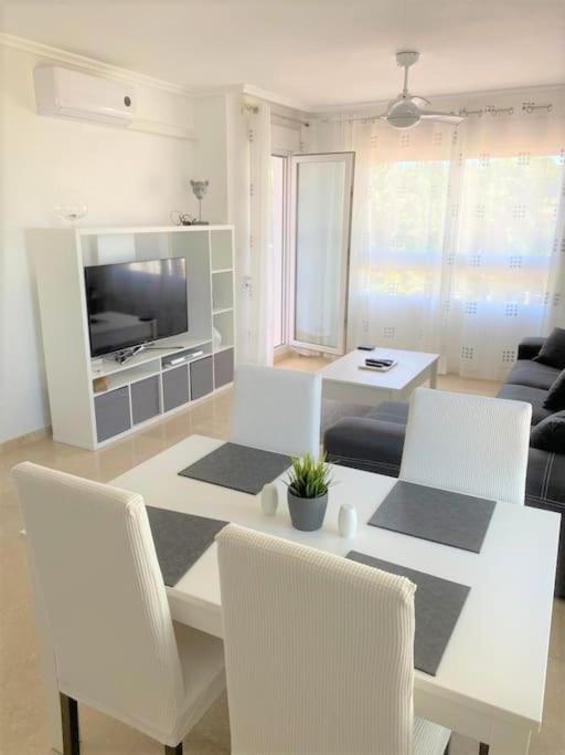 Beautiful 2 Bed Apartment on Villamartin Plaza