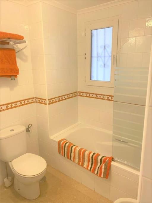 Beautiful 2 Bed Apartment on Villamartin Plaza