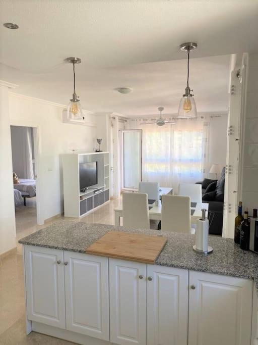 Beautiful 2 Bed Apartment on Villamartin Plaza