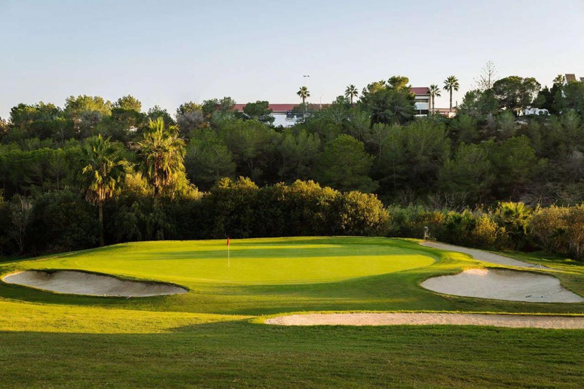 Beautiful 2 Bed Apartment on Villamartin Plaza