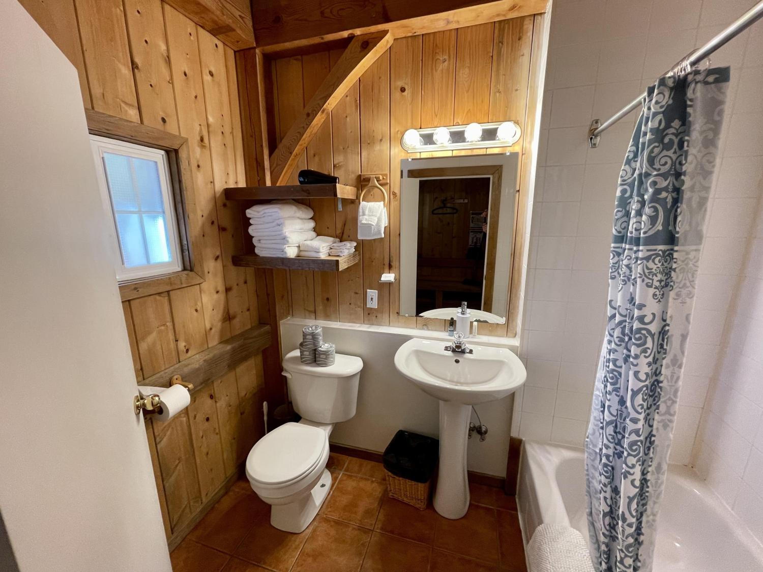 Waterfront Timber-Frame Cottage!