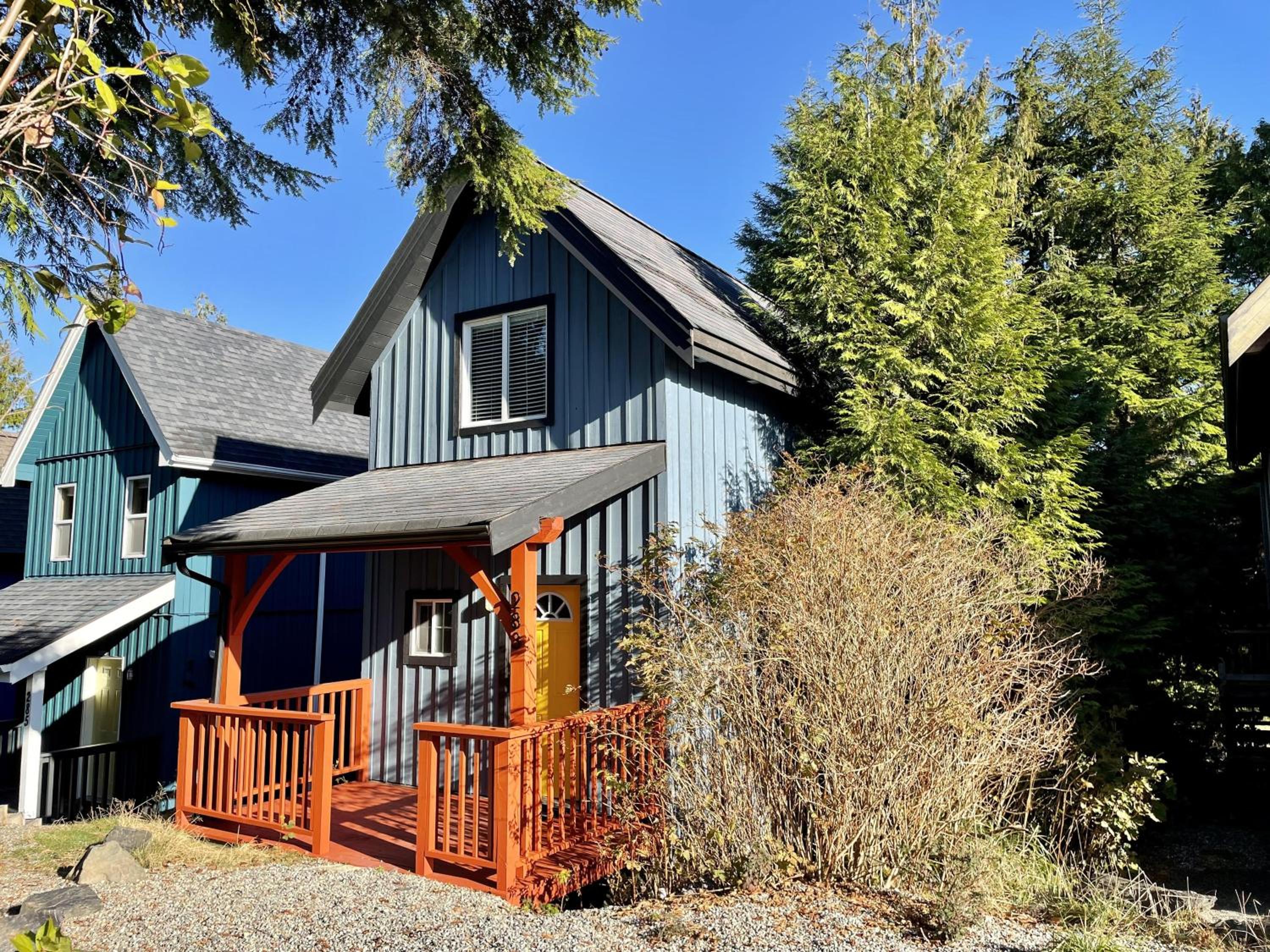 Waterfront Timber-Frame Cottage!