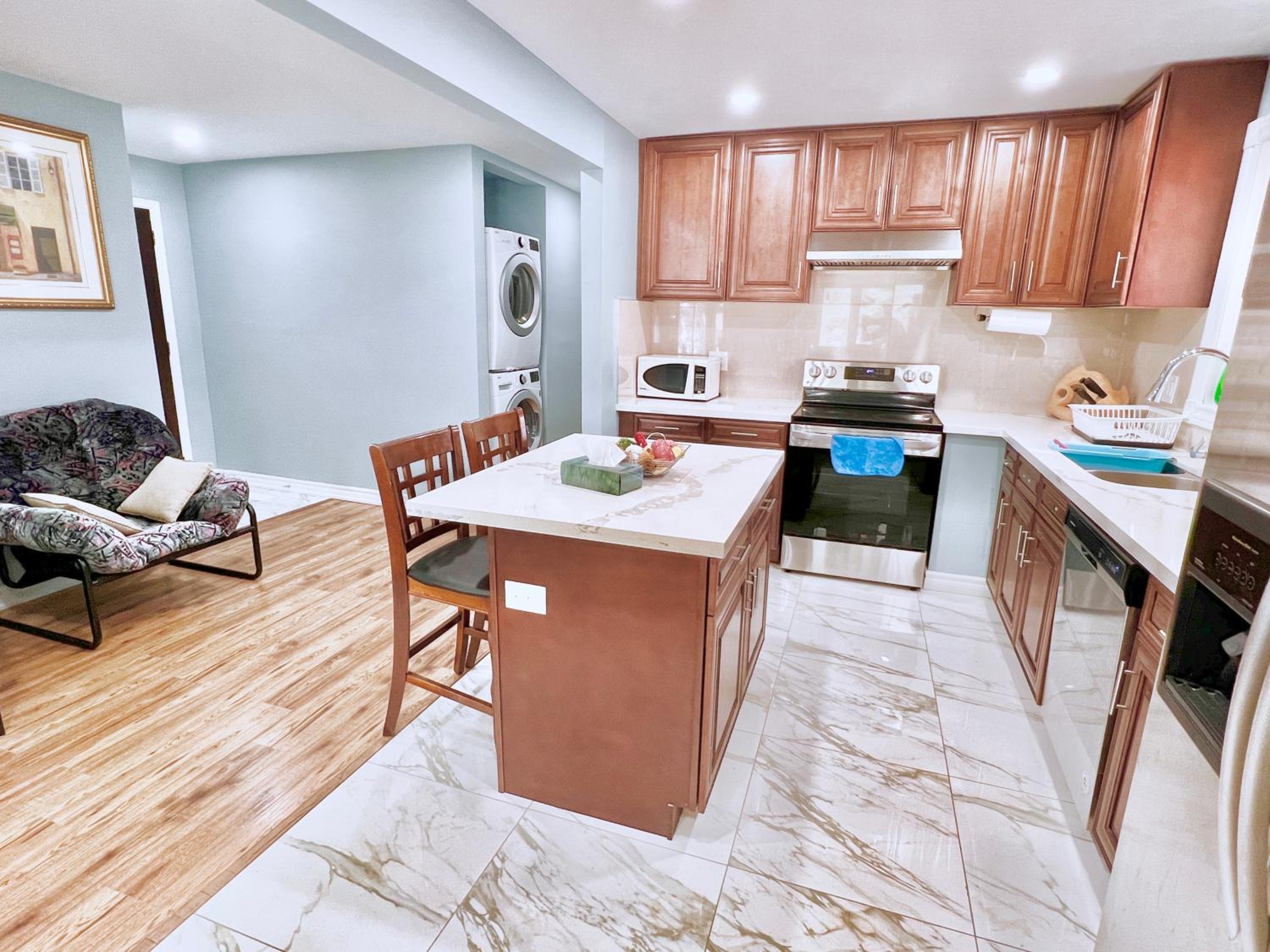 Renovated Rooms 10-min to Finch Subway Near Yonge St view 5