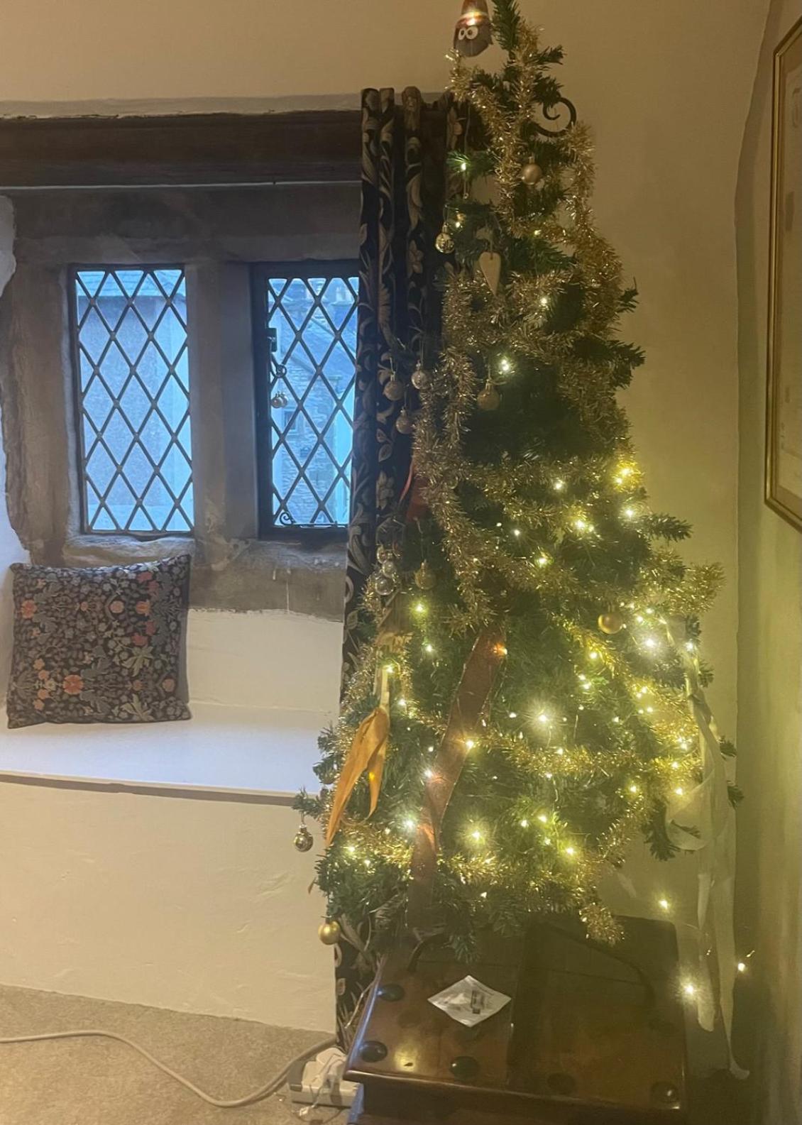 Beautiful listed 3 bedroom cottage with wood burner