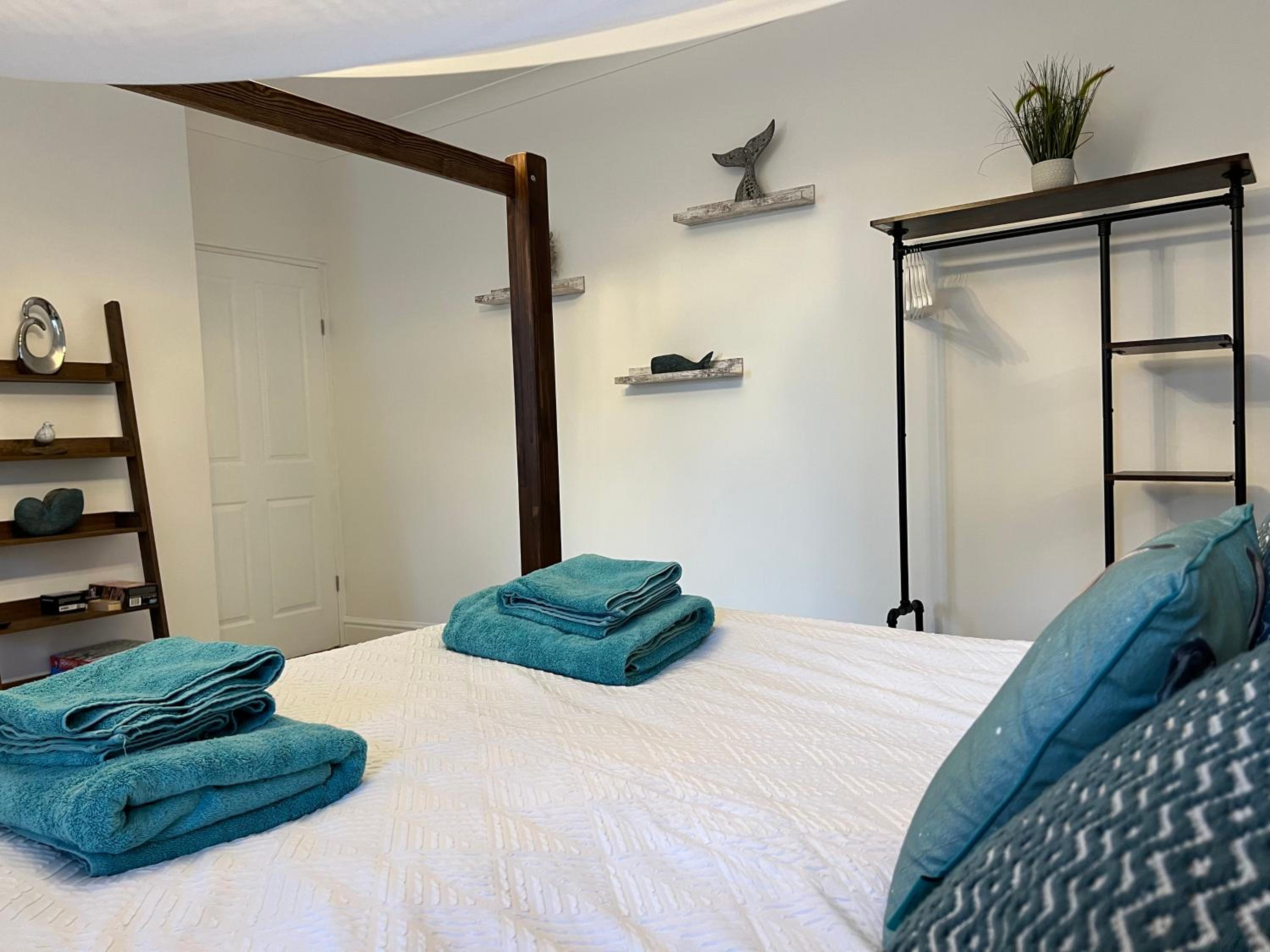 Large Three bed Two bathroom flat in Central Torquay