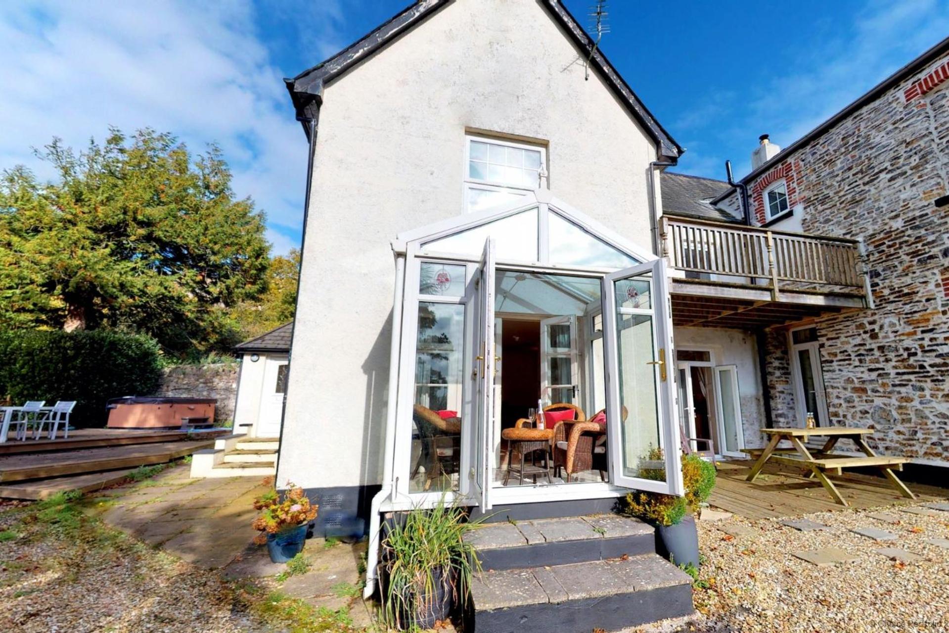 BISHOPS TAWTON OVERTON HOUSE 2 Bedrooms view 2
