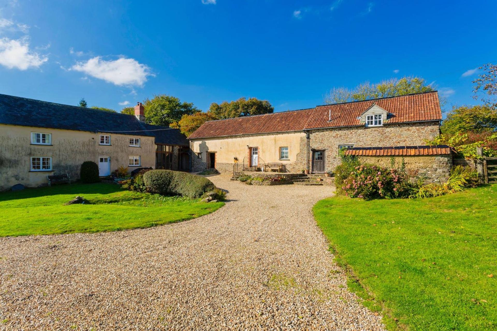 BUCKLAND BREWER COB BARN 2 Bedrooms view 4