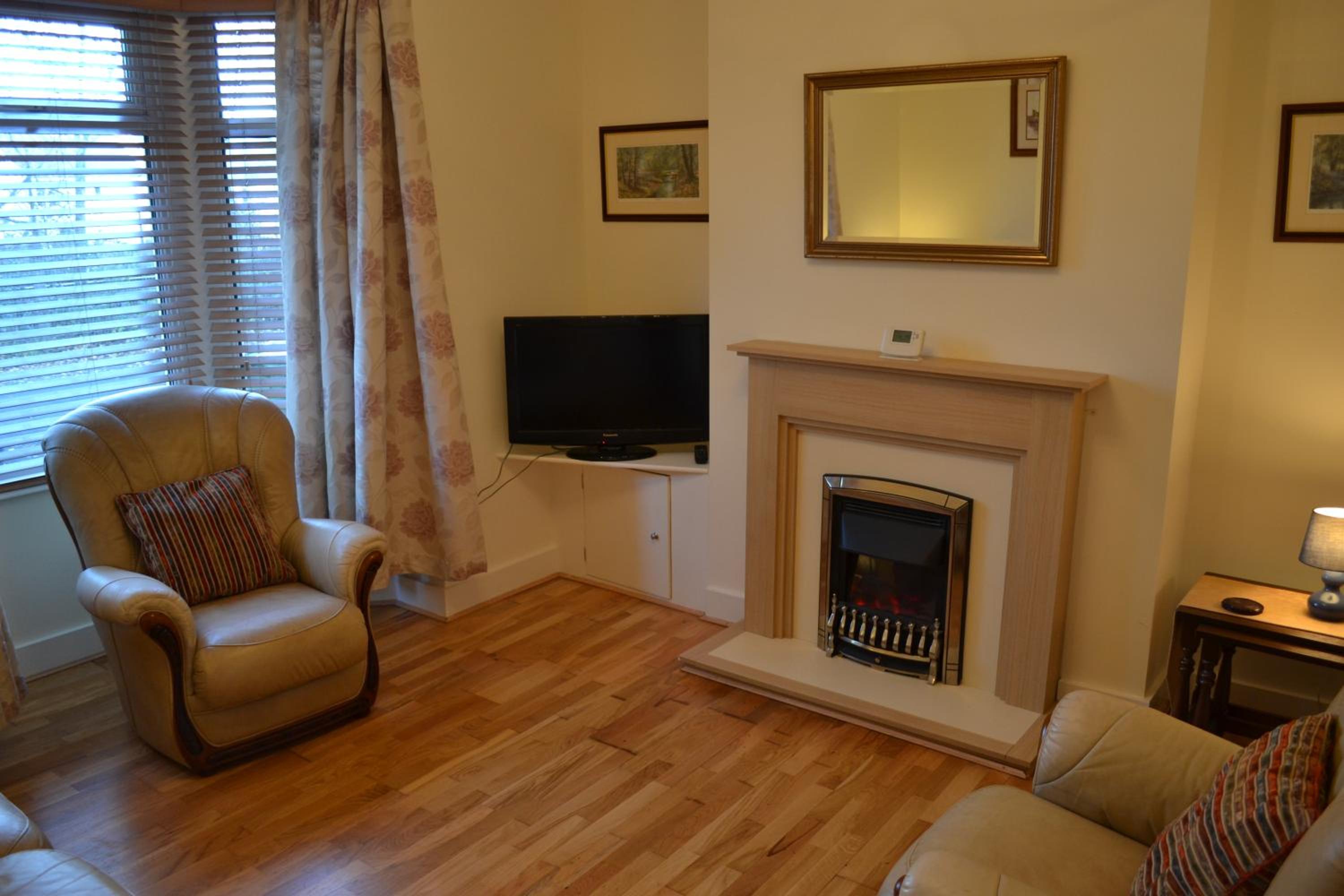 Entire 3 bedroom house near Caerphilly station