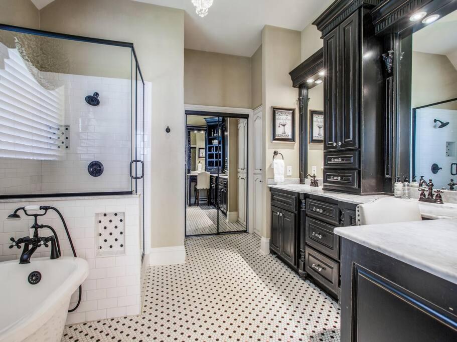 Dallas / Fort Worth Vacations - Executive home w/Study  pool near Lake - Property Image 2