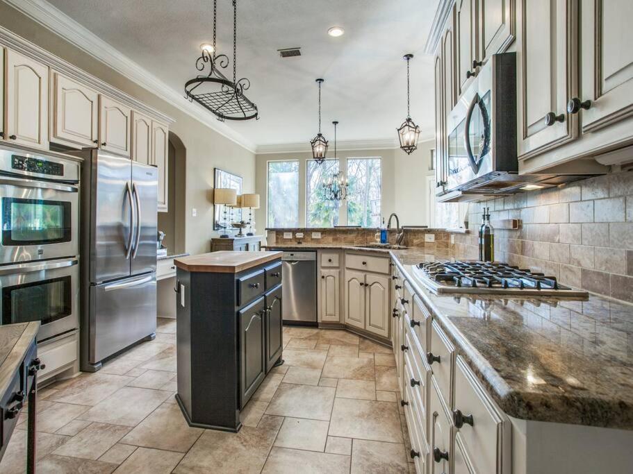 Executive home w/Study + pool near Lake view 4