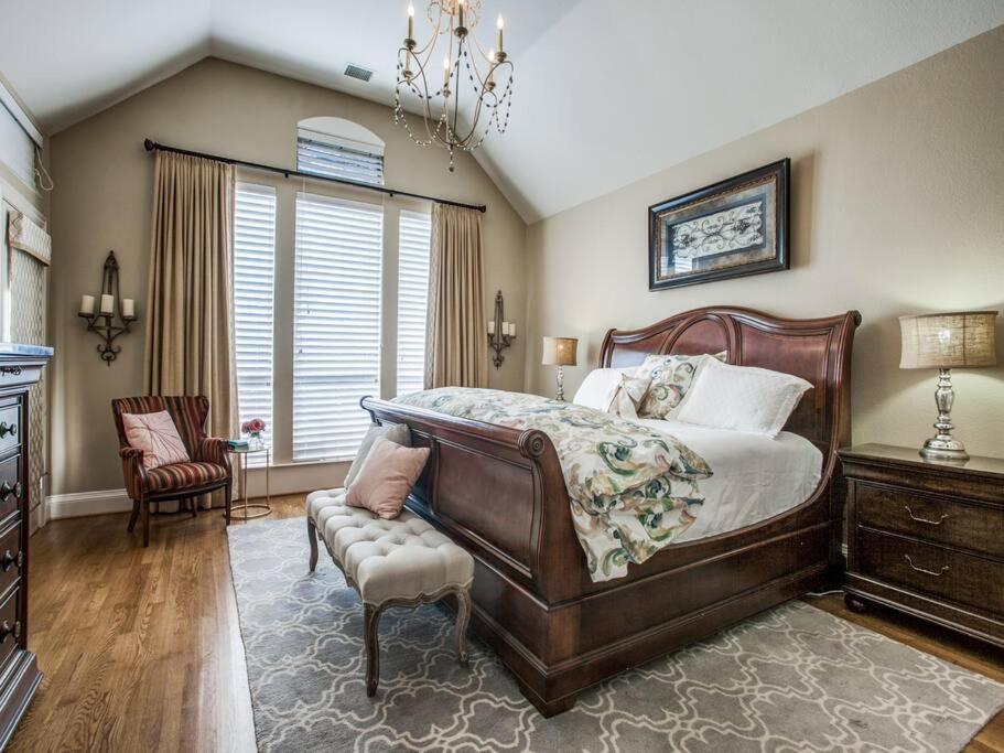 Executive home w/Study + pool near Lake view 5