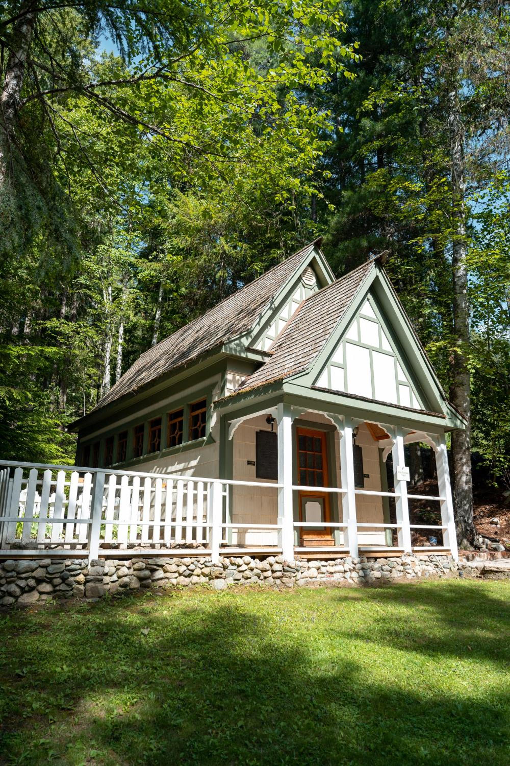 Halcyon Hot Springs Resort