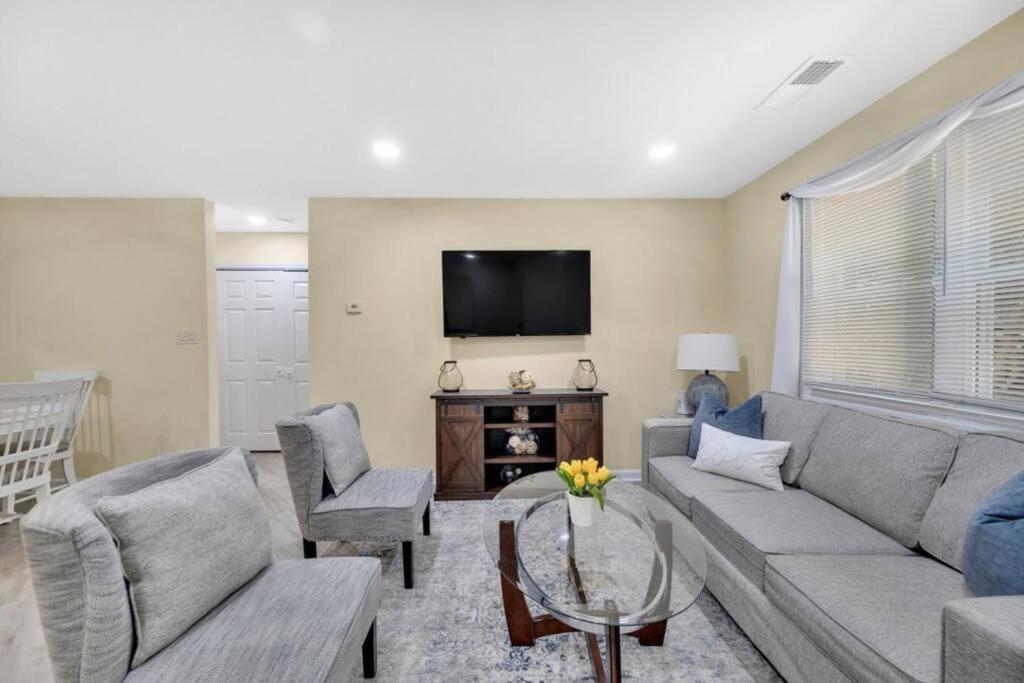 Hotel Cozy 2 Bedroom Duplex In Charlotte, Jacuzzi, Sleeps 6 Plus 2