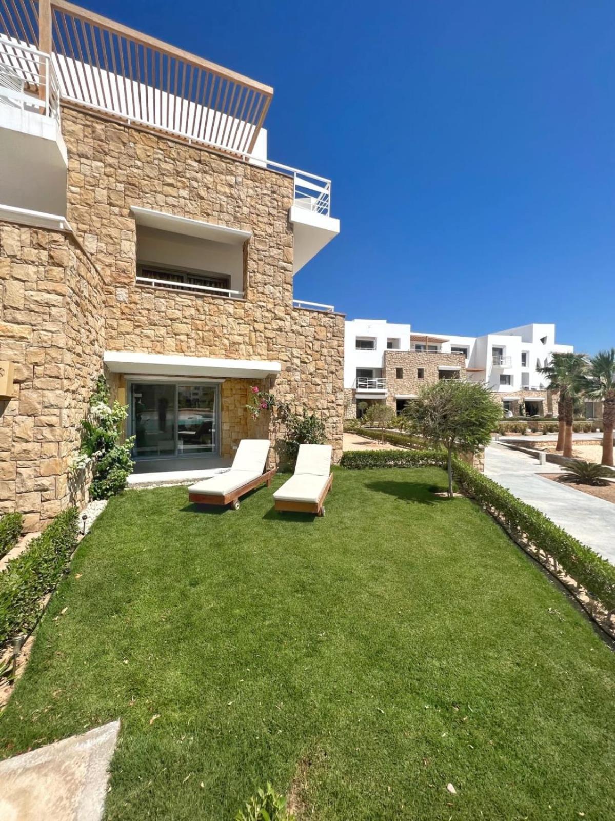 Lagoonfront Easy 1BDR Swan Lake El Gouna view 2