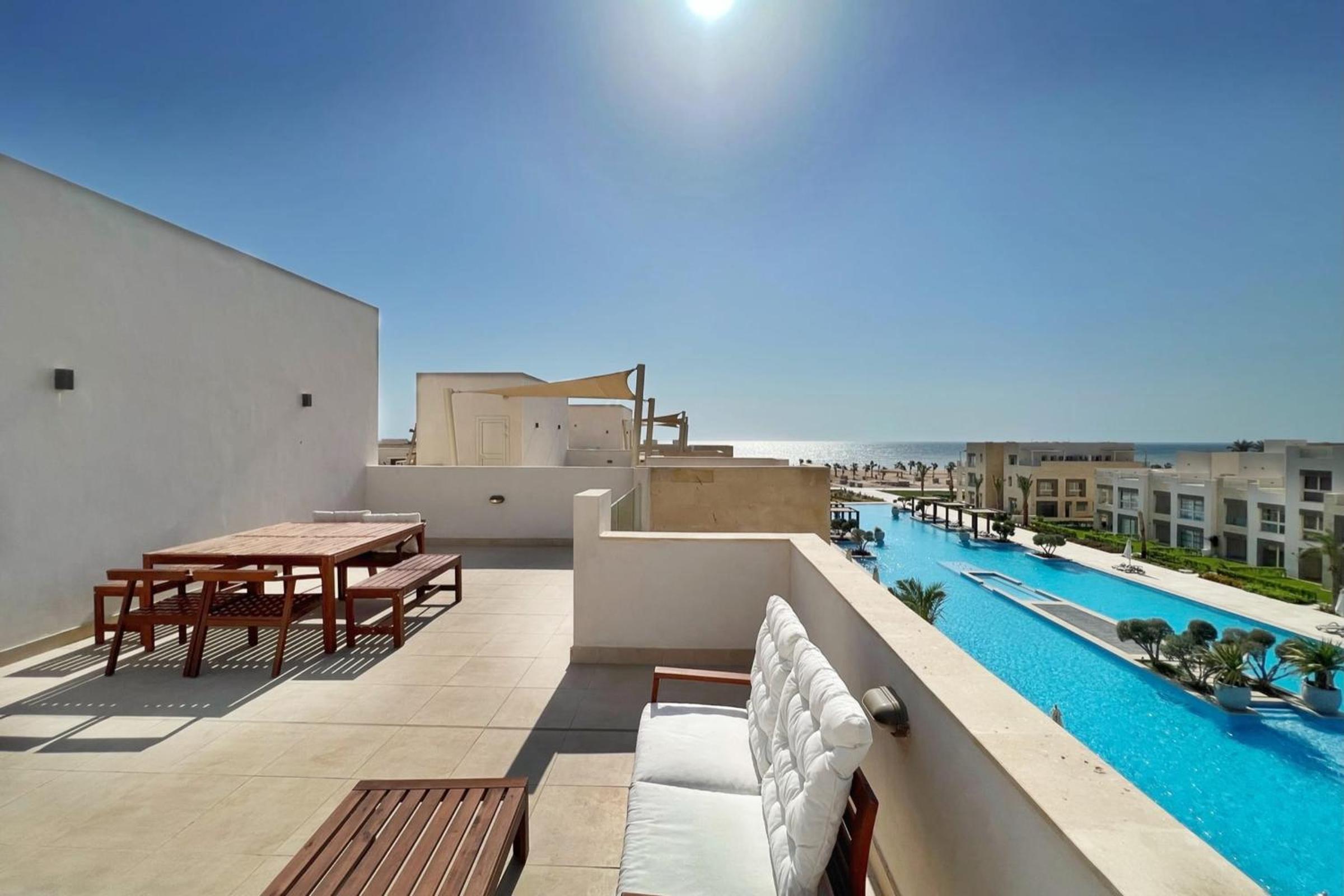 Dazzling 2 BDR w Rooftop Mangroovy Free Pool & Beach Access