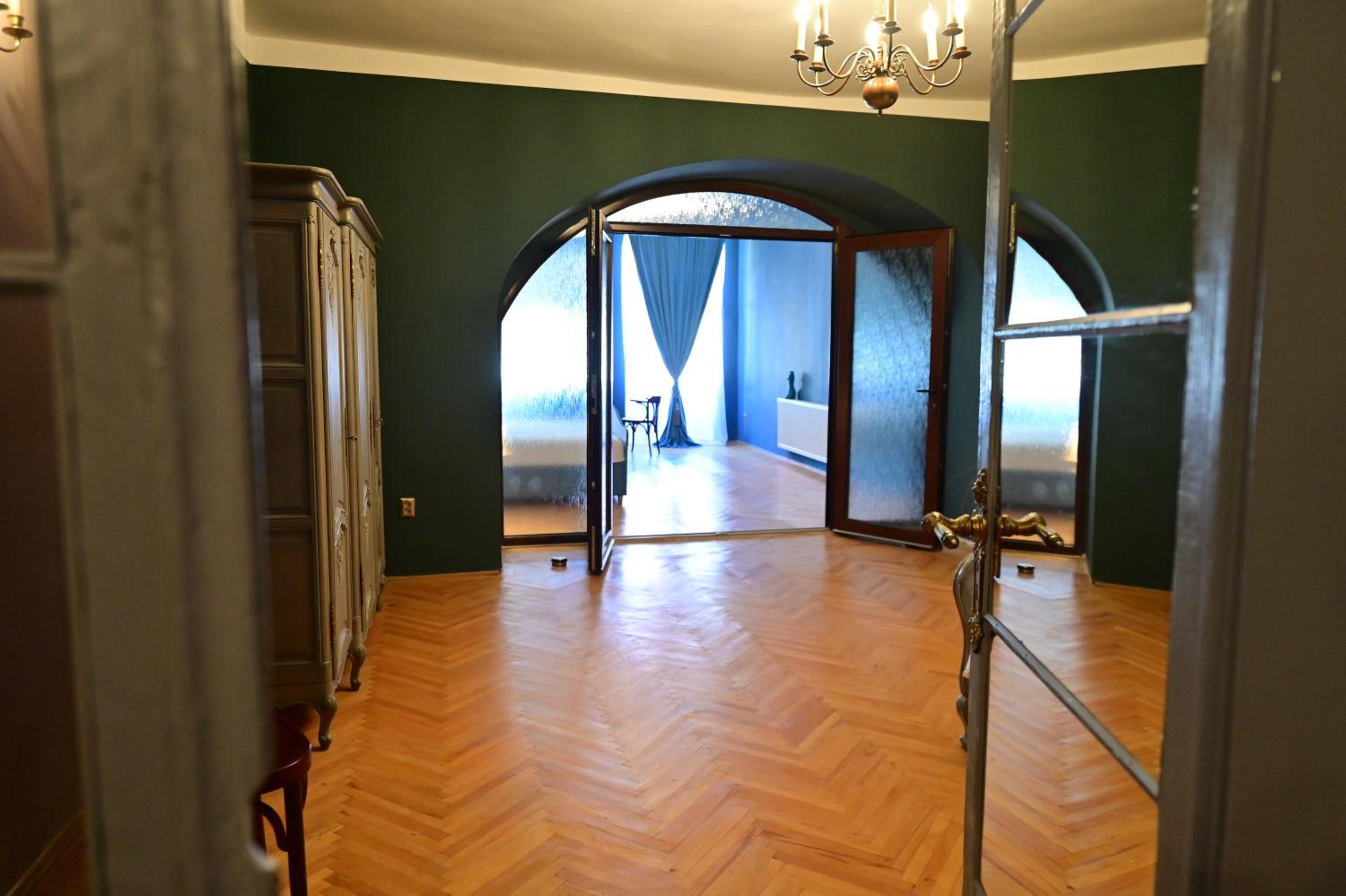 Lovely 2 bedroom apartment in historic city center view 4