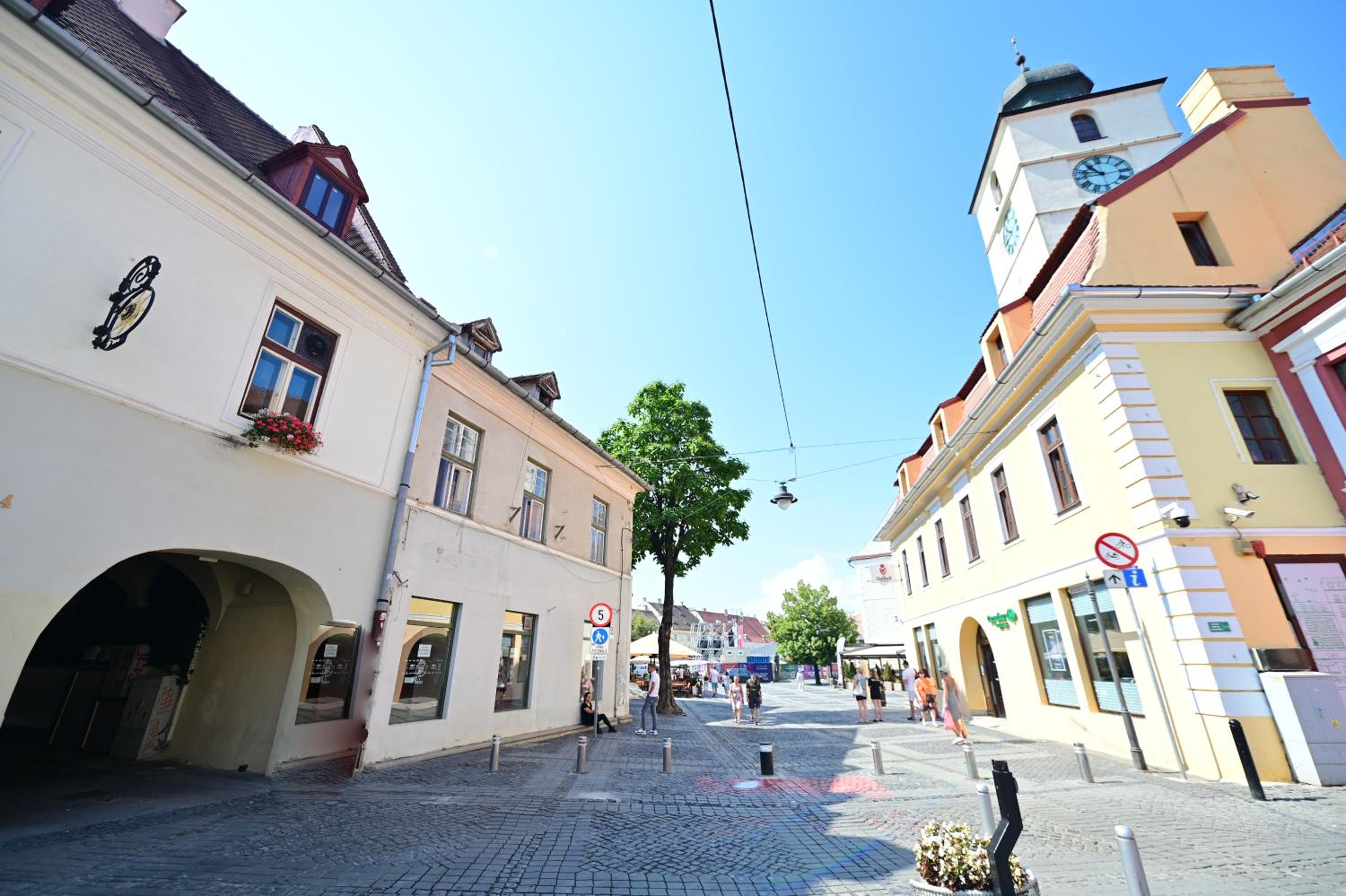 Lovely 2 bedroom apartment in historic city center view 3