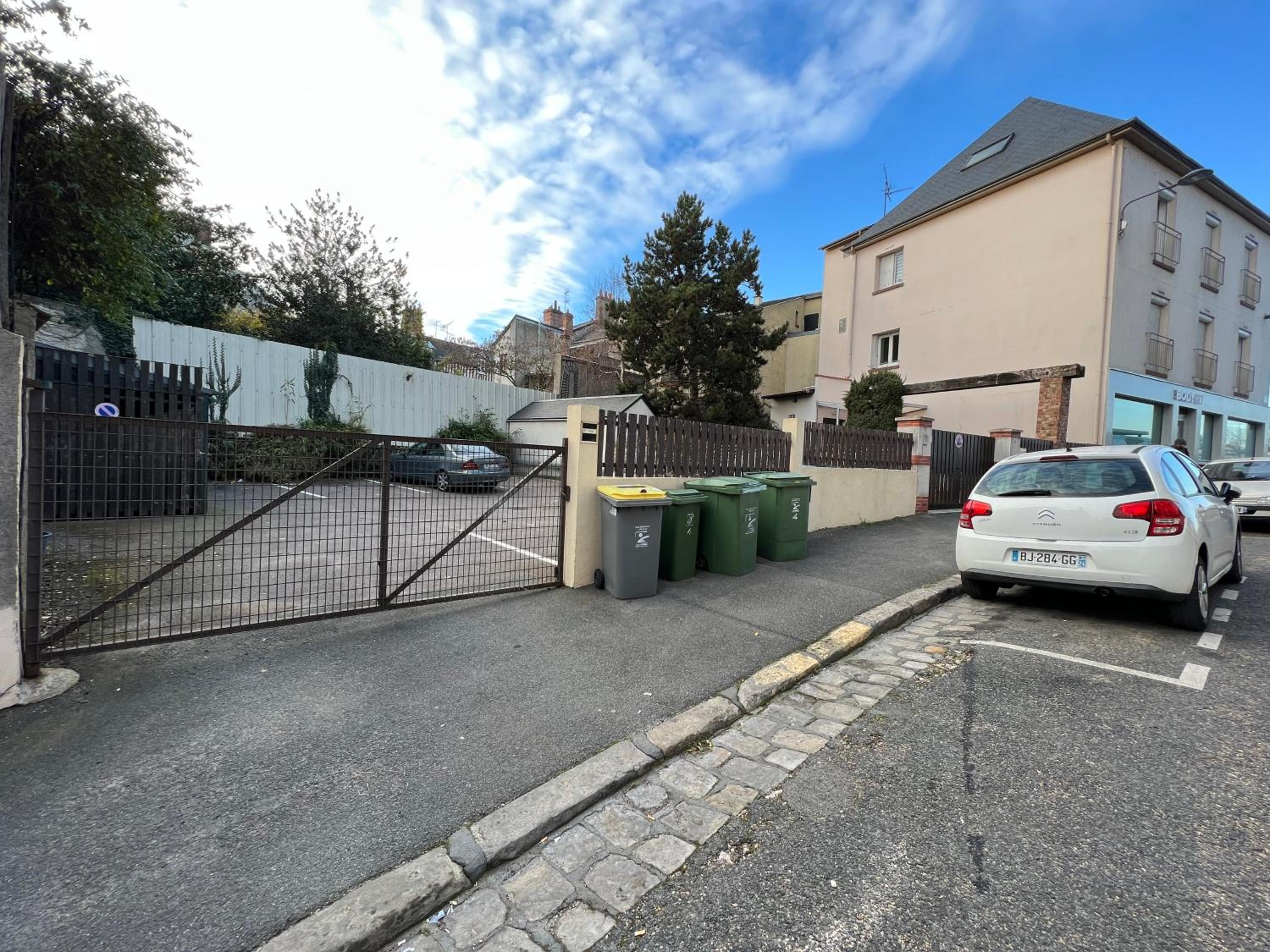 Cosy Loire, T2 neuf, front de Loire ,vue cathédrale,5min à pied centre ville et parking privé