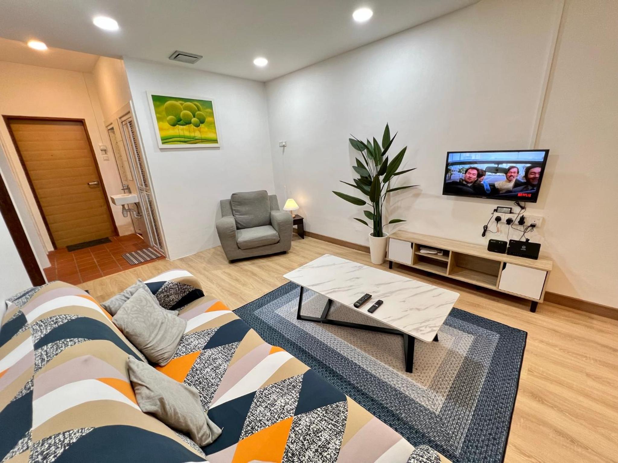 DeMUJI2 8PAX CentralTown in AirPutih, Netflix, AC photo 1