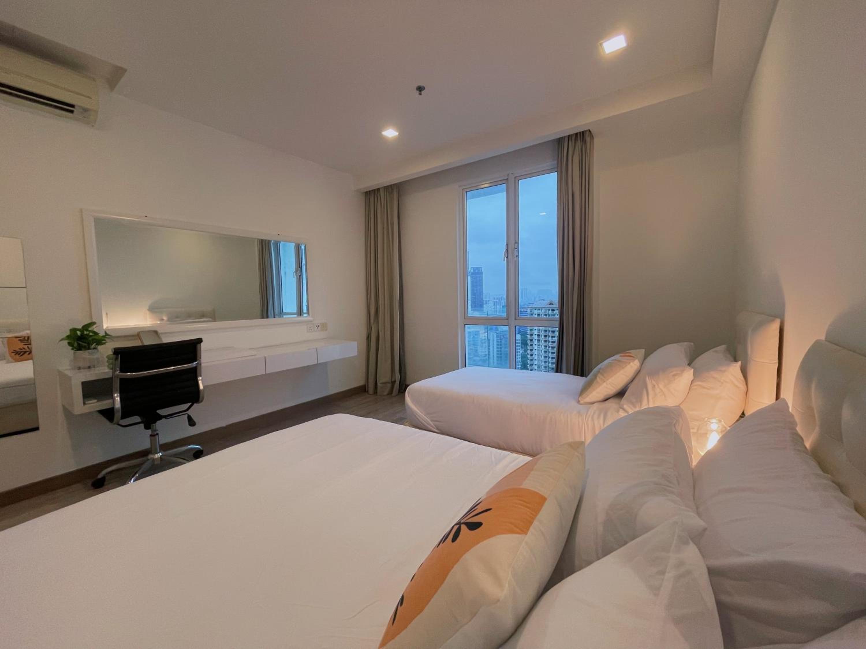 LUX SUITES KL City Pavilion Bukit Bintang with INFINITY POOL
