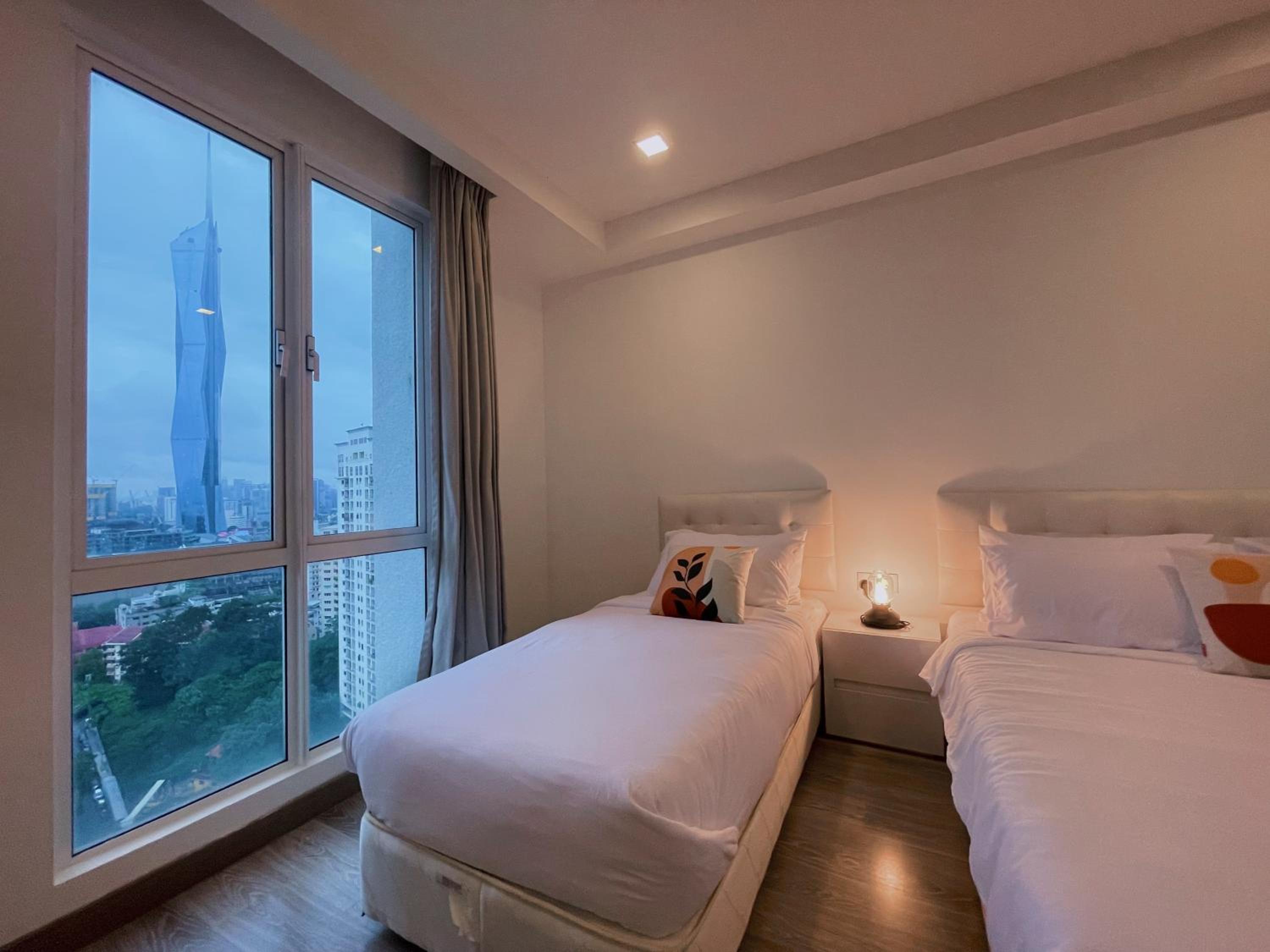 LUX SUITES KL City Pavilion Bukit Bintang with INFINITY POOL