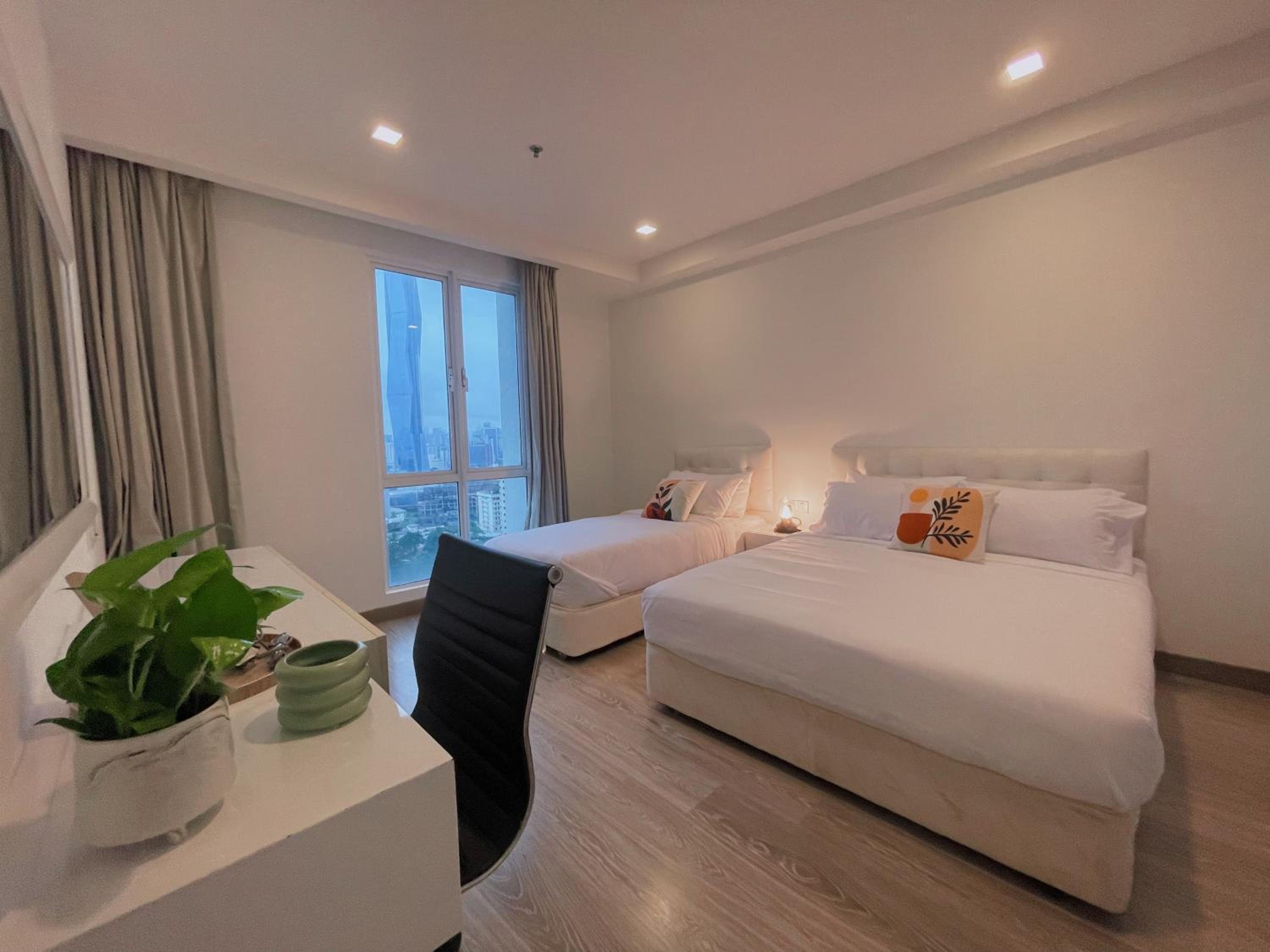 LUX SUITES KL City Pavilion Bukit Bintang with INFINITY POOL