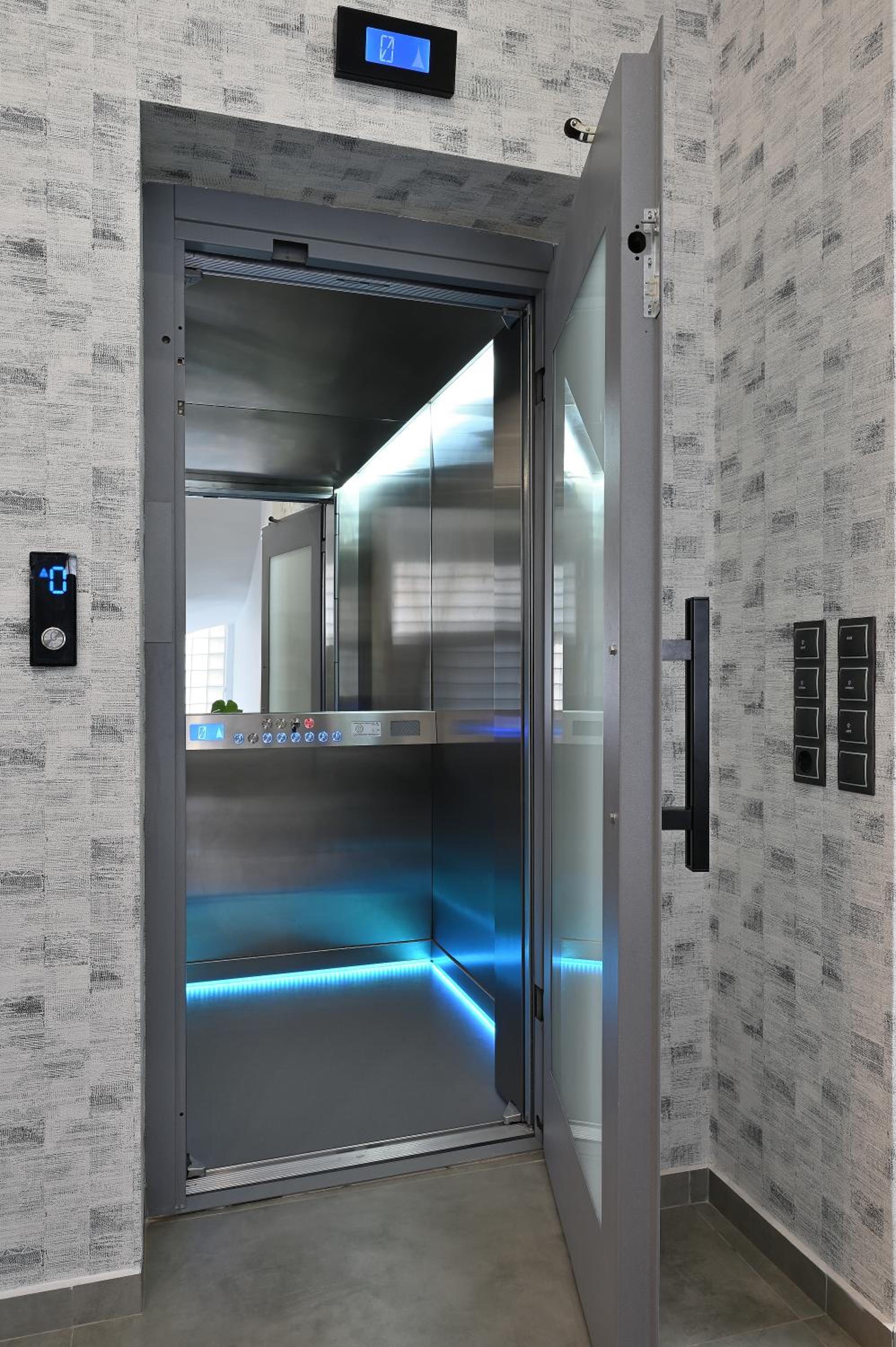 The Lop Athens Holidays Luxury Suites