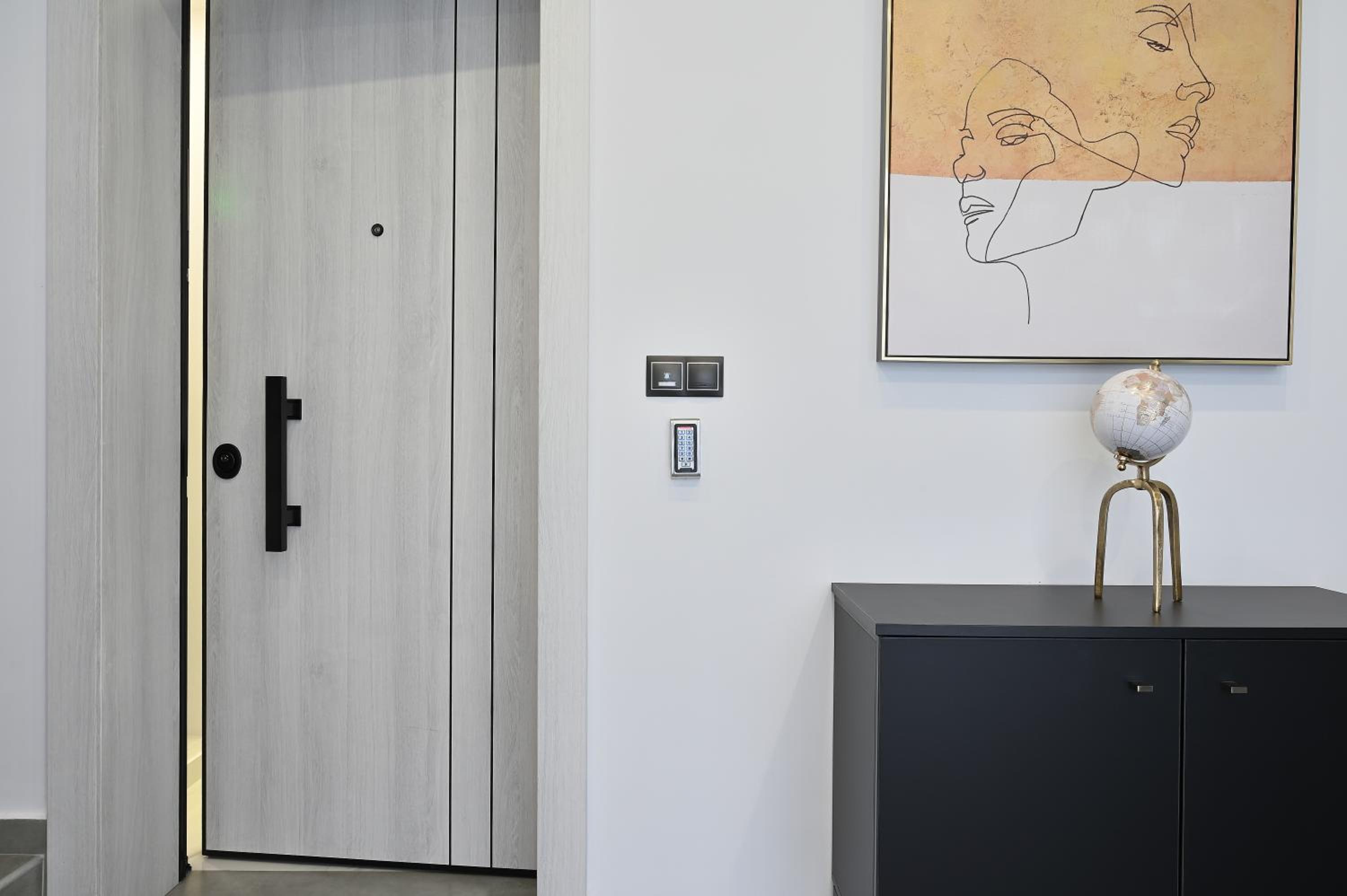The Lop Athens Holidays Luxury Suites