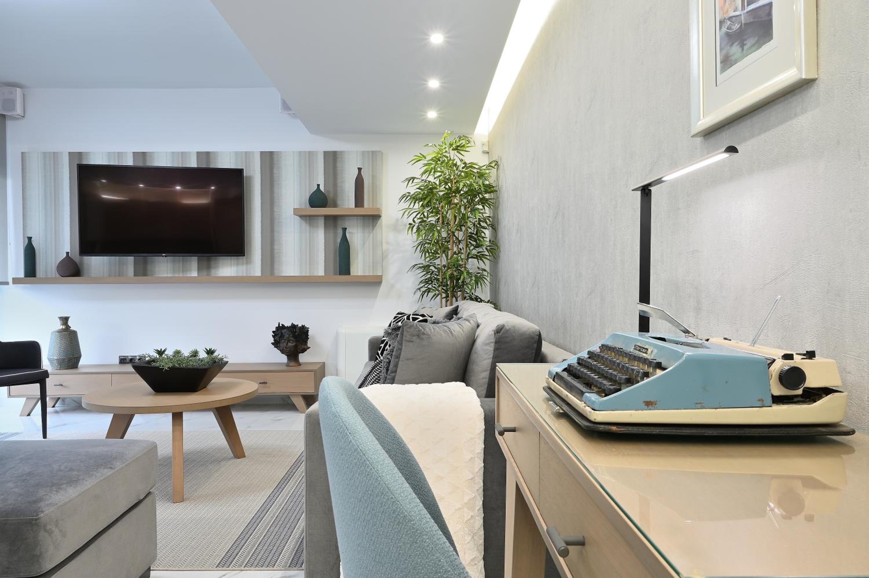 The Lop Athens Holidays Luxury Suites