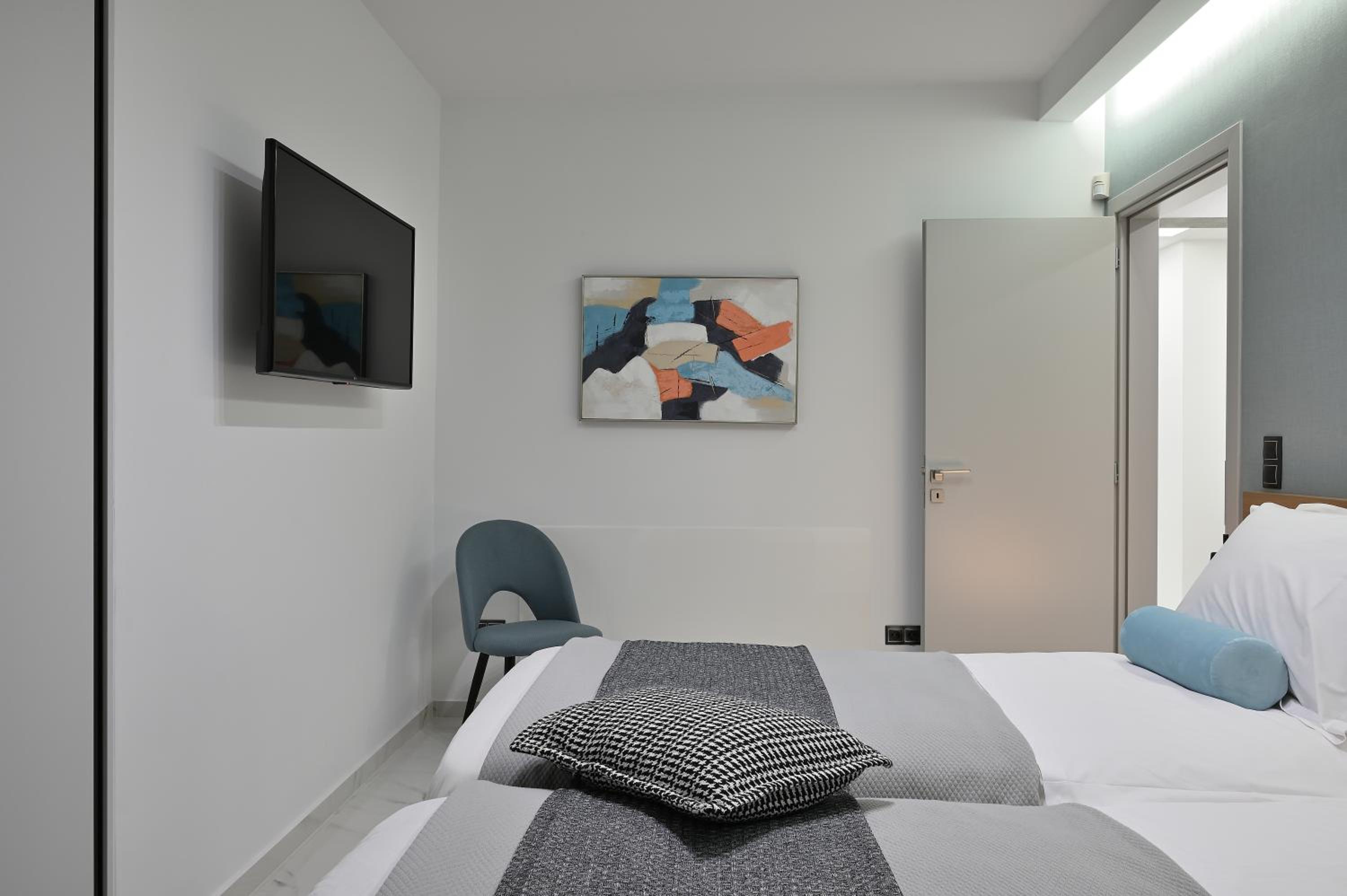 The Lop Athens Holidays Luxury Suites