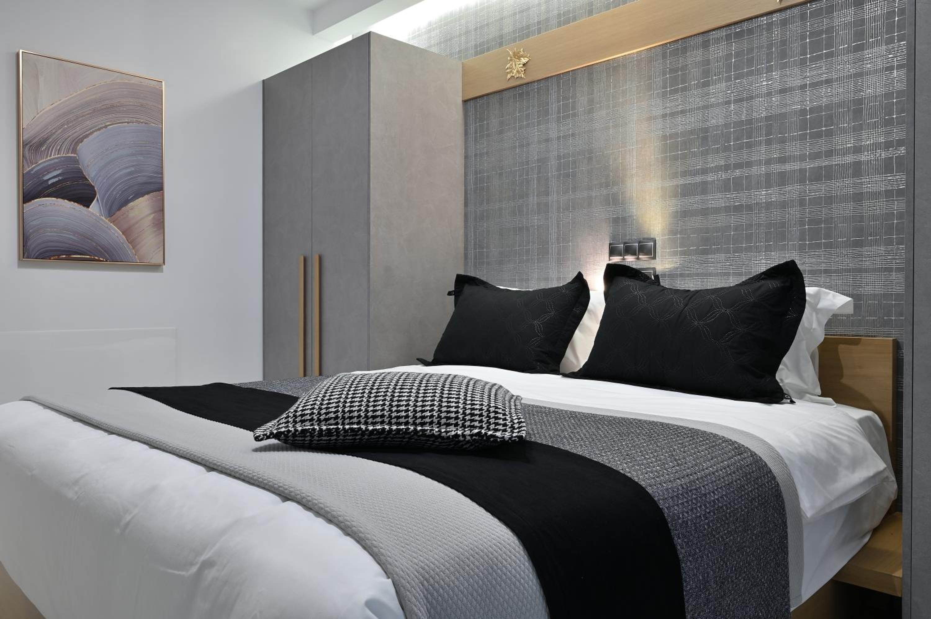 The Lop Athens Holidays Luxury Suites