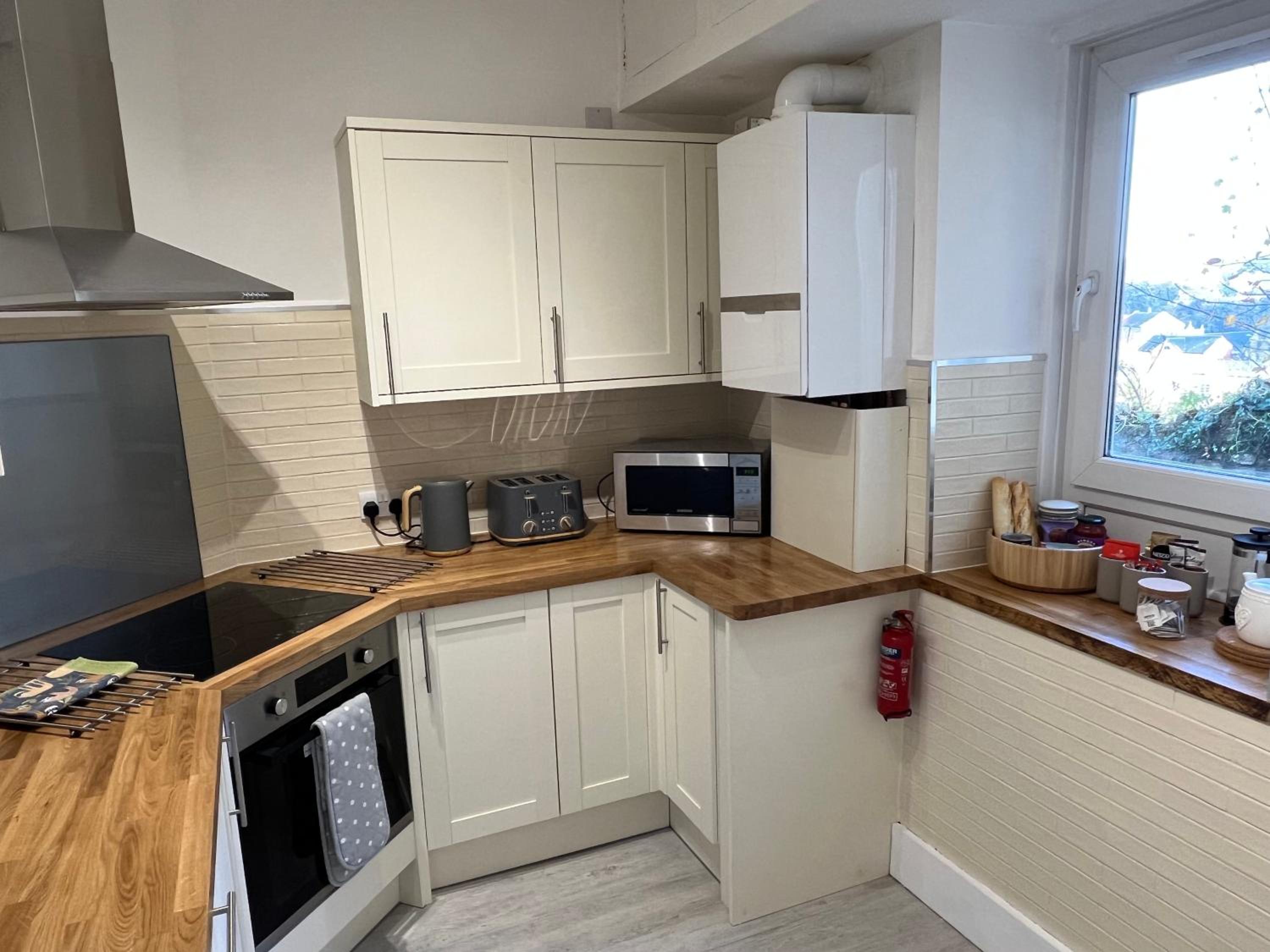 Large Three bed Two bathroom flat in Central Torquay