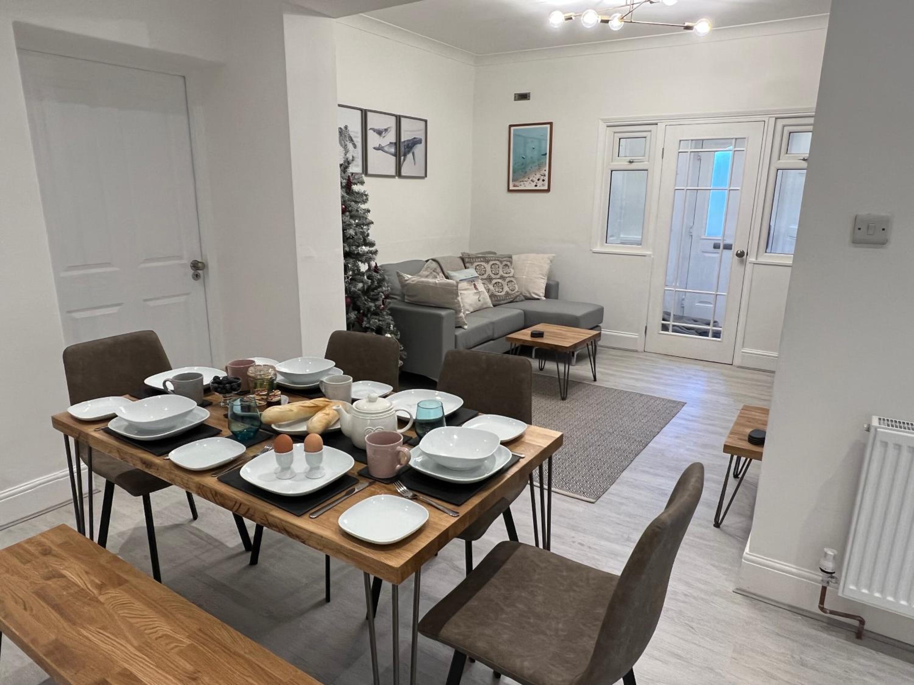 Large Three bed Two bathroom flat in Central Torquay