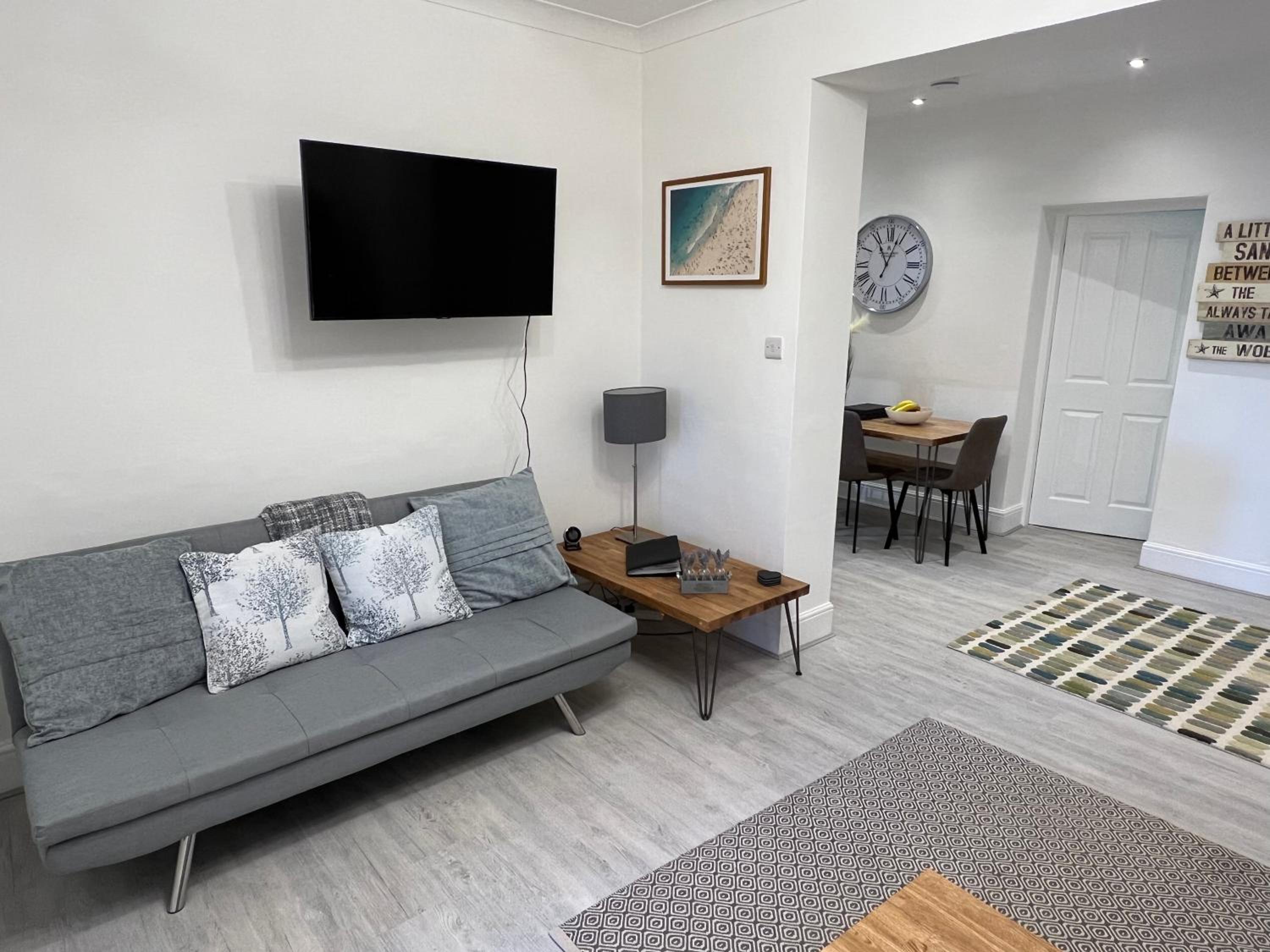 Large Three bed Two bathroom flat in Central Torquay