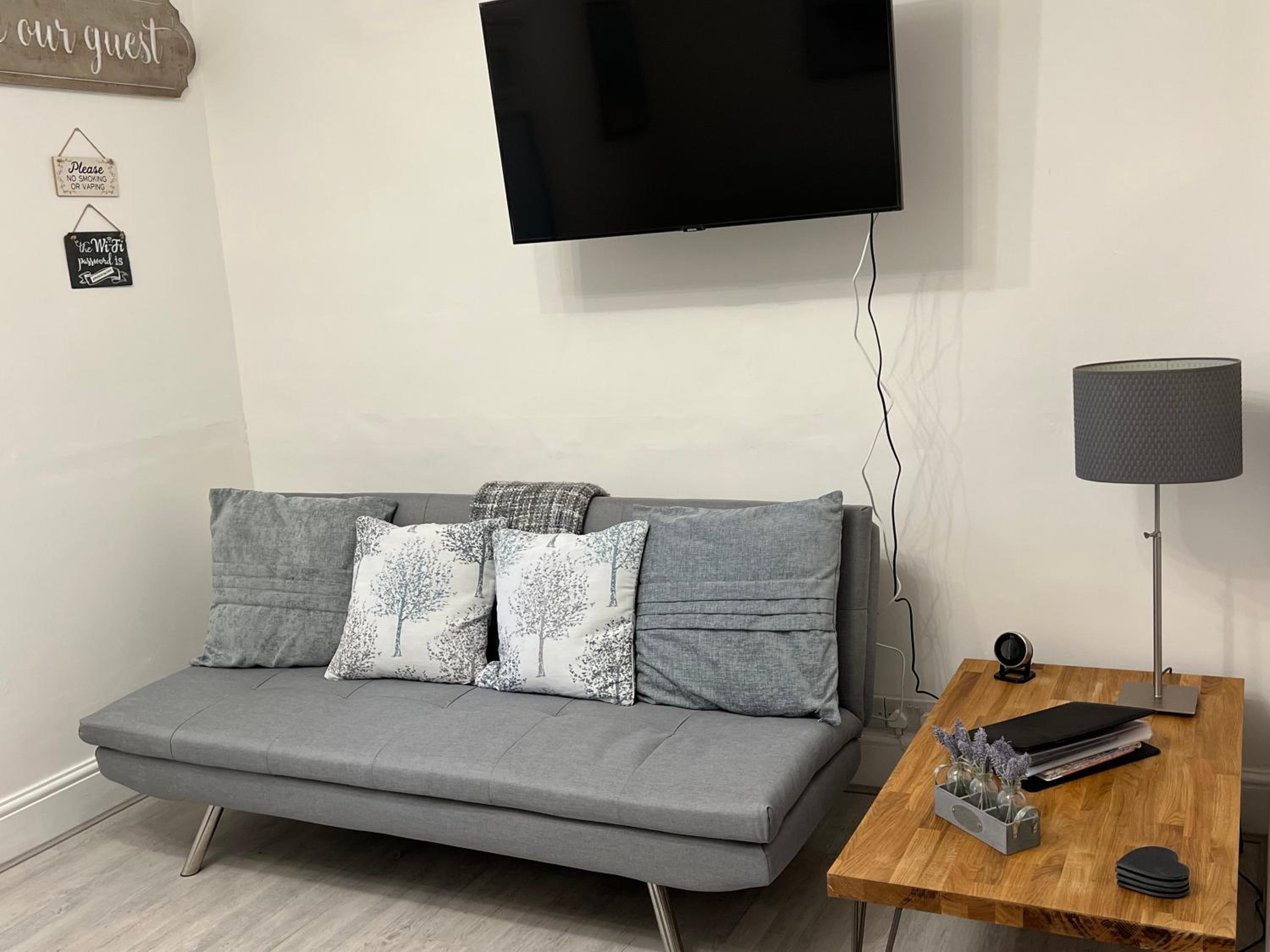 Large Three bed Two bathroom flat in Central Torquay