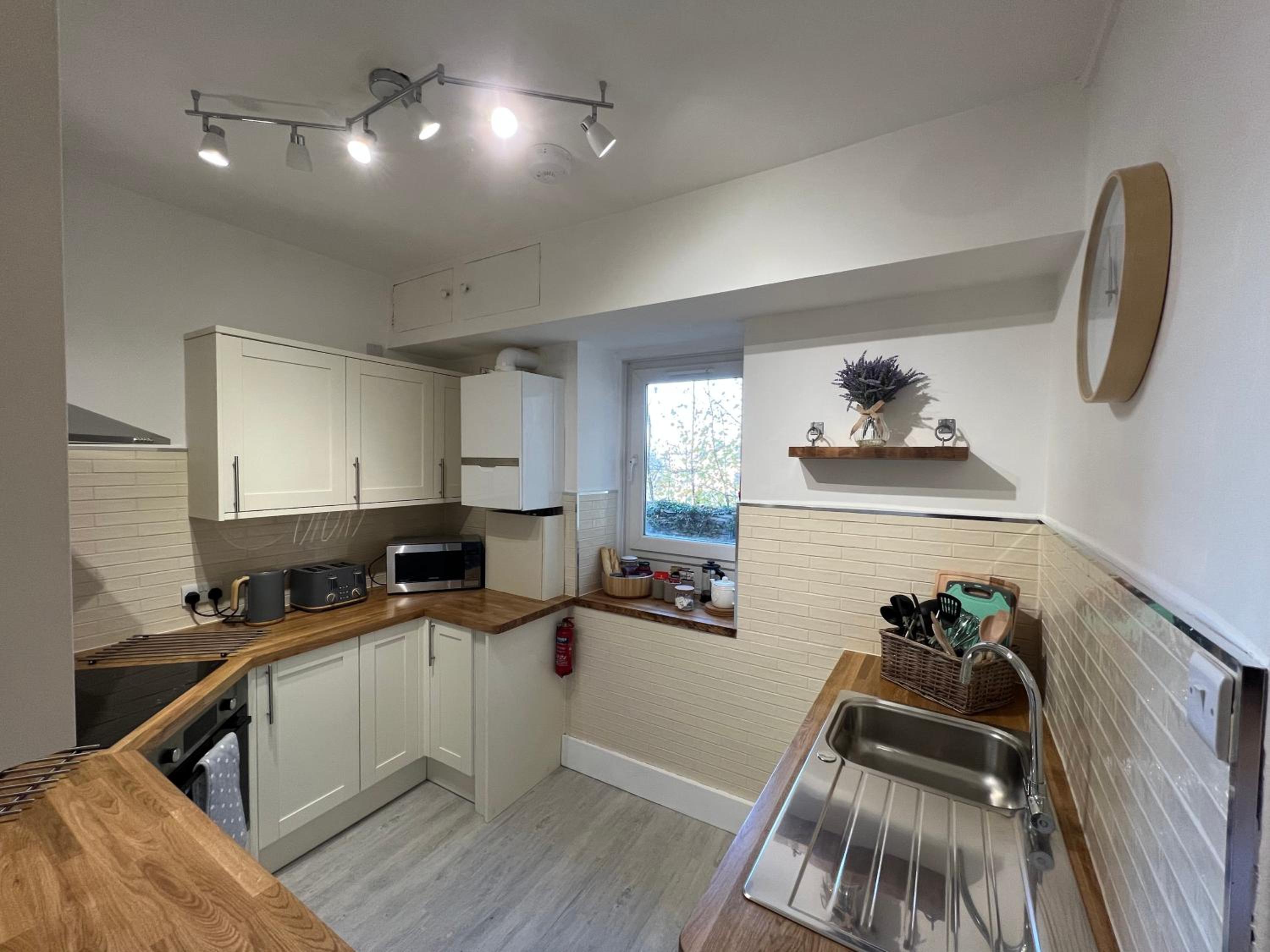 Large Three bed Two bathroom flat in Central Torquay