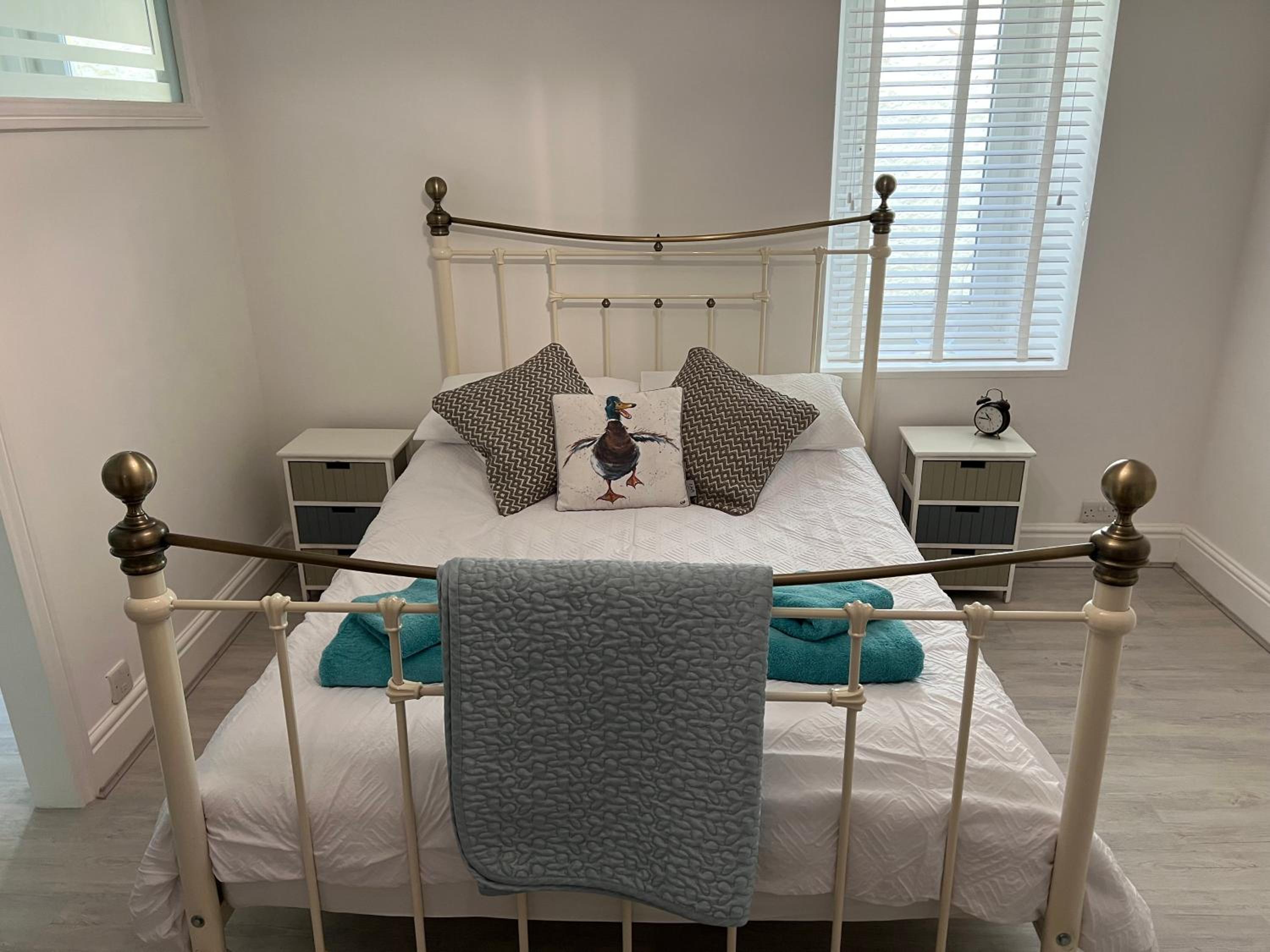 Large Three bed Two bathroom flat in Central Torquay