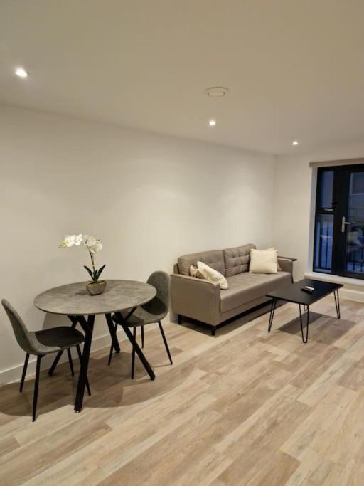 Modern-New Build Apartment in Birmingham view 3
