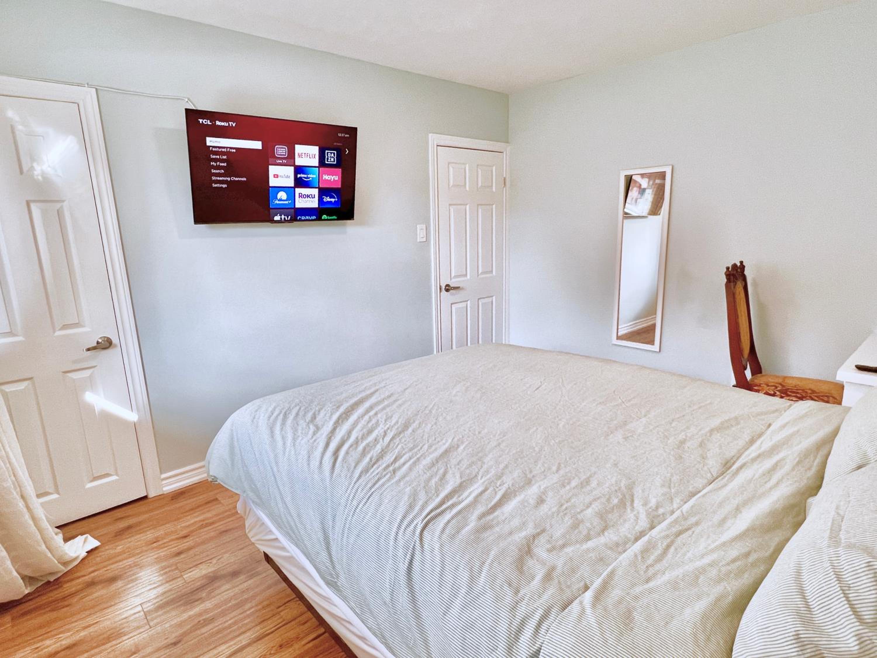 Renovated Rooms 10-min to Finch Subway Near Yonge St view 4