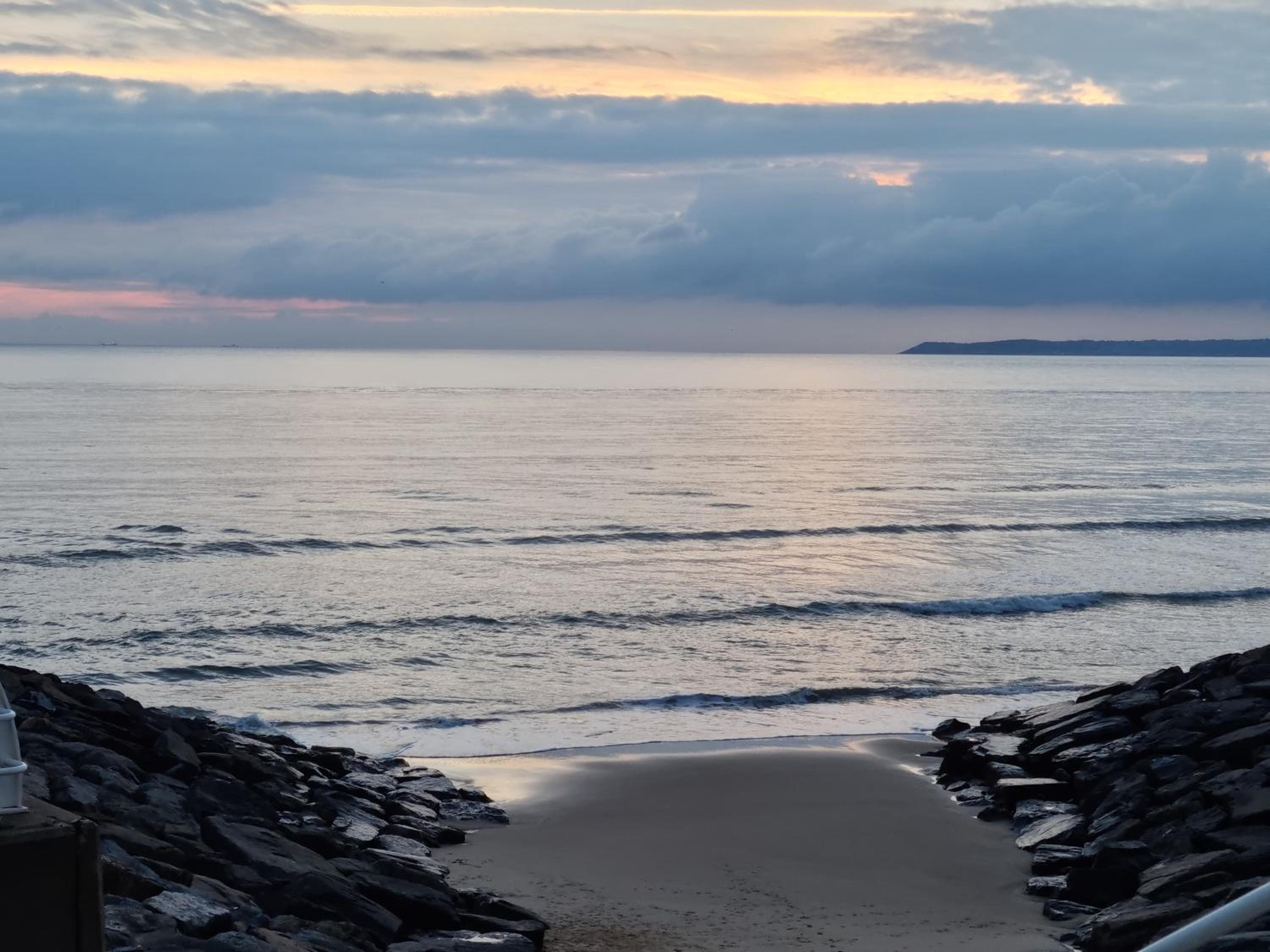 Sea Escape The Tardiis Beachfront location Aberavon beach Exclusive contractor booking 4 bed Driveway parking view 3
